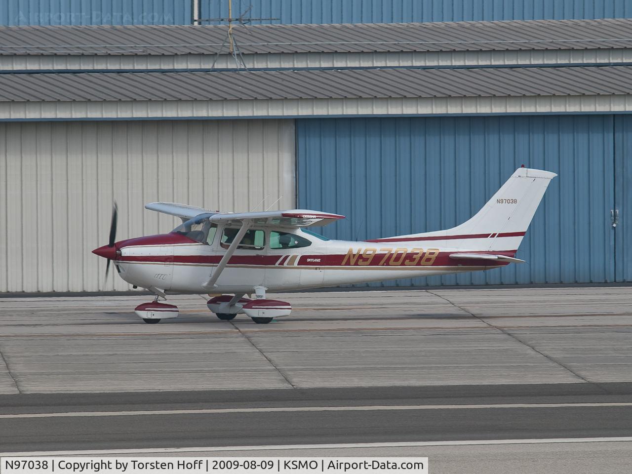N97038, Cessna 182 Skylane C/N 18266947, N97038 taxiing