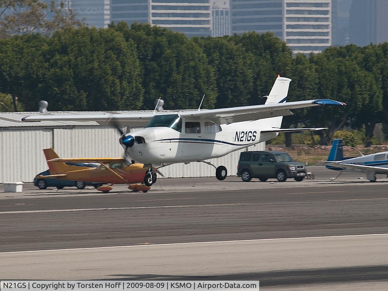N21GS, 1973 Cessna T210L Turbo Centurion C/N 21059967, N21GS arriving on RWY 21