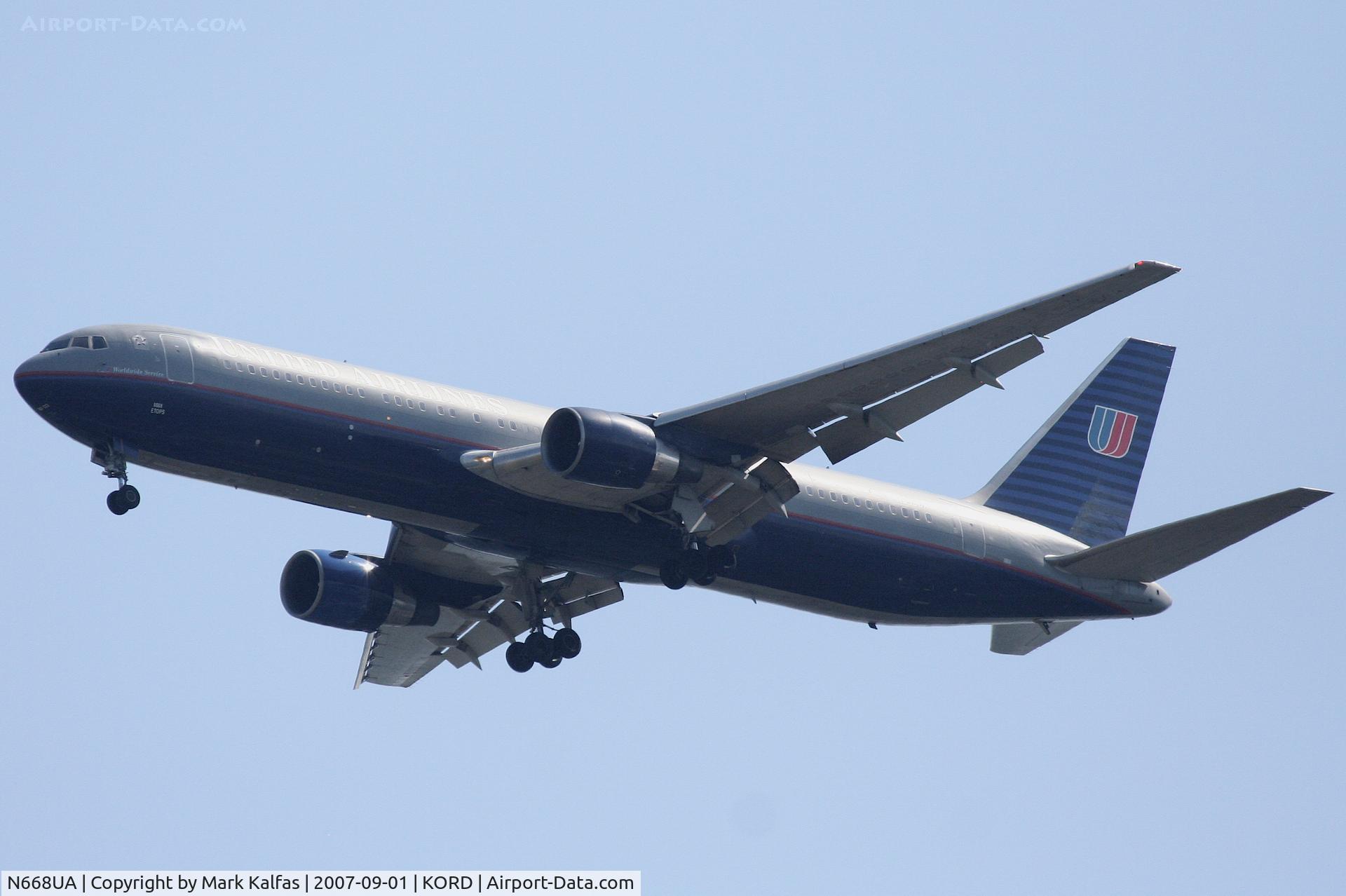 N668UA, 1999 Boeing 767-322 C/N 30024, United Airlines Boeing 767-322, N668UA an approach RWY 4R KORD.