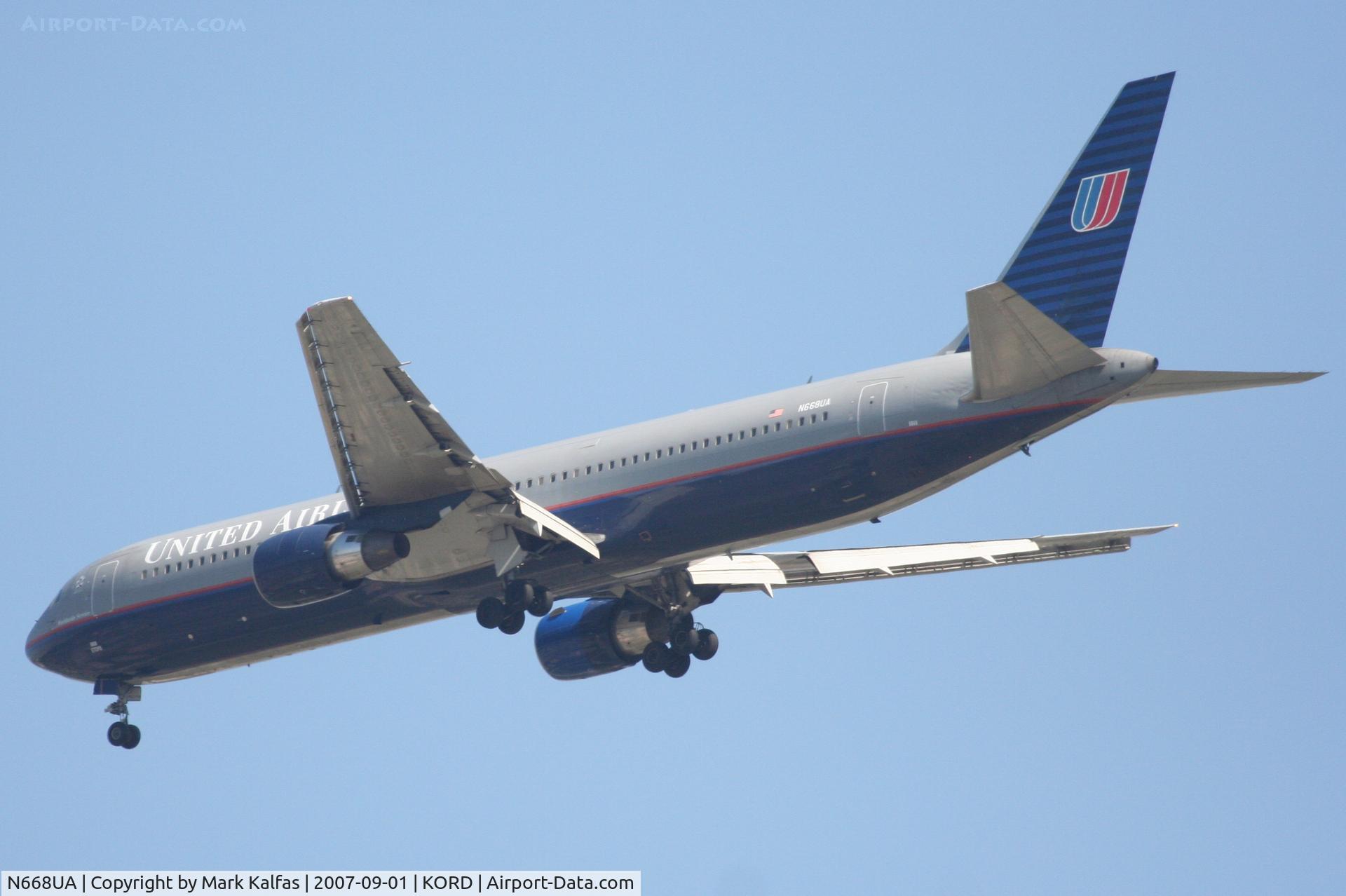 N668UA, 1999 Boeing 767-322 C/N 30024, United Airlines Boeing 767-322, N668UA an approach RWY 4R KORD.