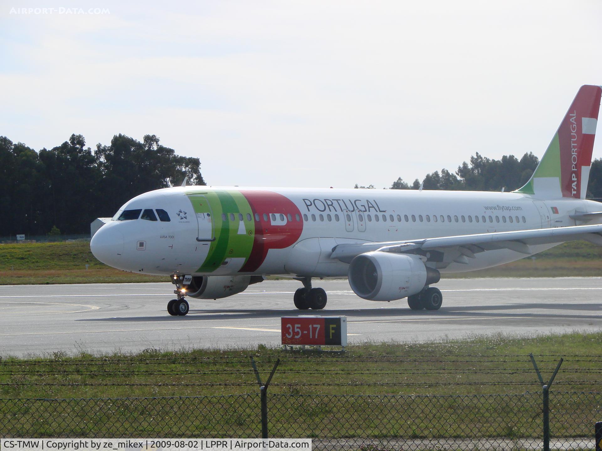 CS-TMW, 2001 Airbus A320-214 C/N 1667, Taxing to parking