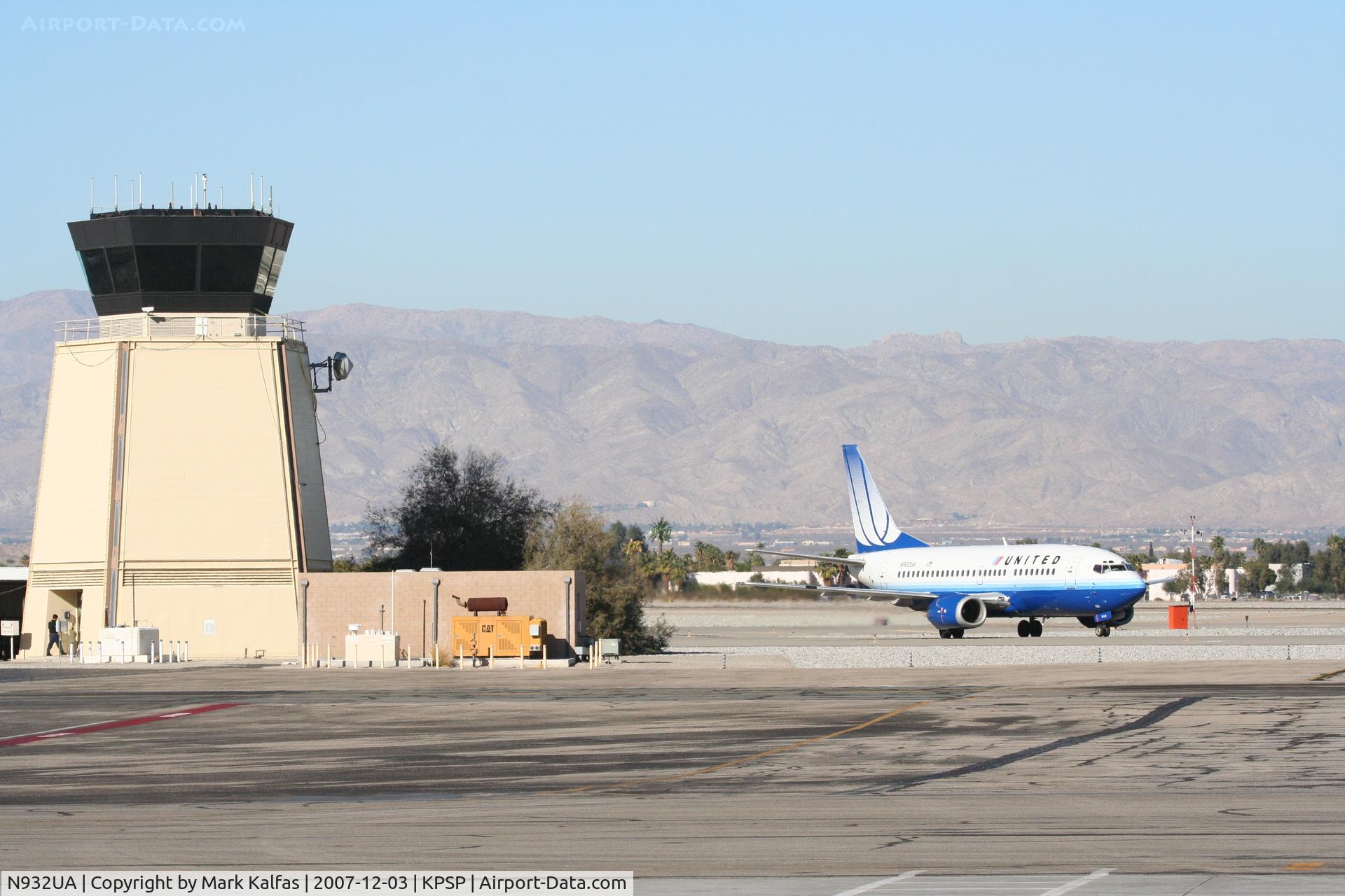 N932UA, 1992 Boeing 737-522 C/N 26658, United Airlines Boeing 737-522, N932UA taxiing to the gate KPSP.