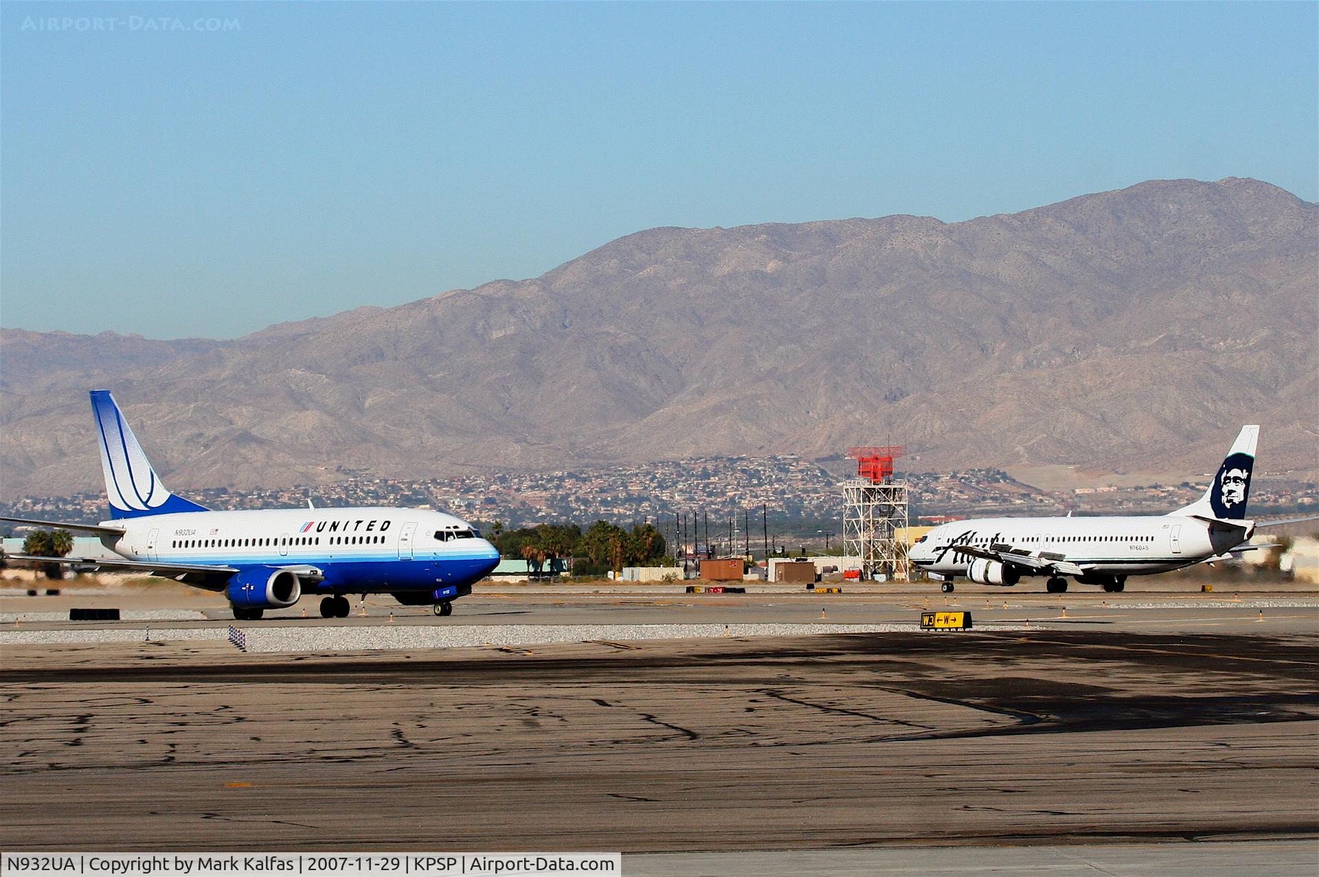 N932UA, 1992 Boeing 737-522 C/N 26658, United Airlines Boeing 737-522, N932UA taxiing to the gate, Alaska 737, N760AS touching down 31L KPSP..