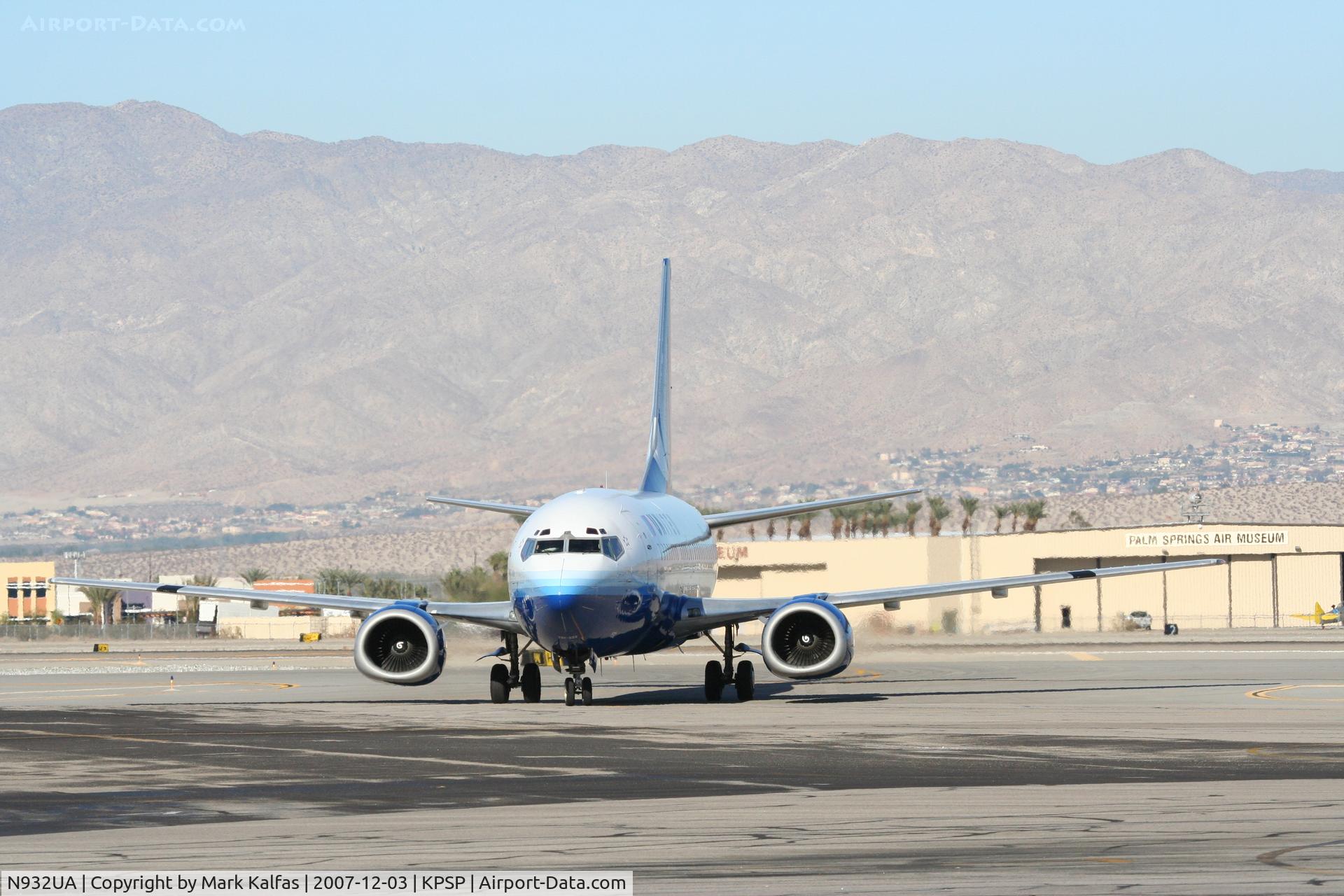 N932UA, 1992 Boeing 737-522 C/N 26658, United Airlines Boeing 737-522, N932UA taxiing to the gate KPSP.