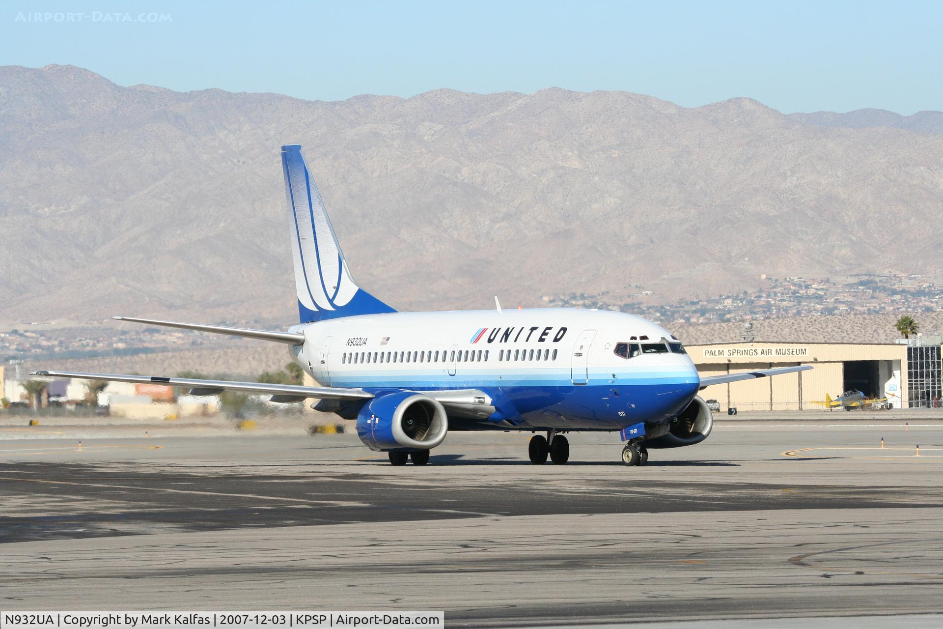 N932UA, 1992 Boeing 737-522 C/N 26658, United Airlines Boeing 737-522, N932UA taxiing to the gate KPSP.
