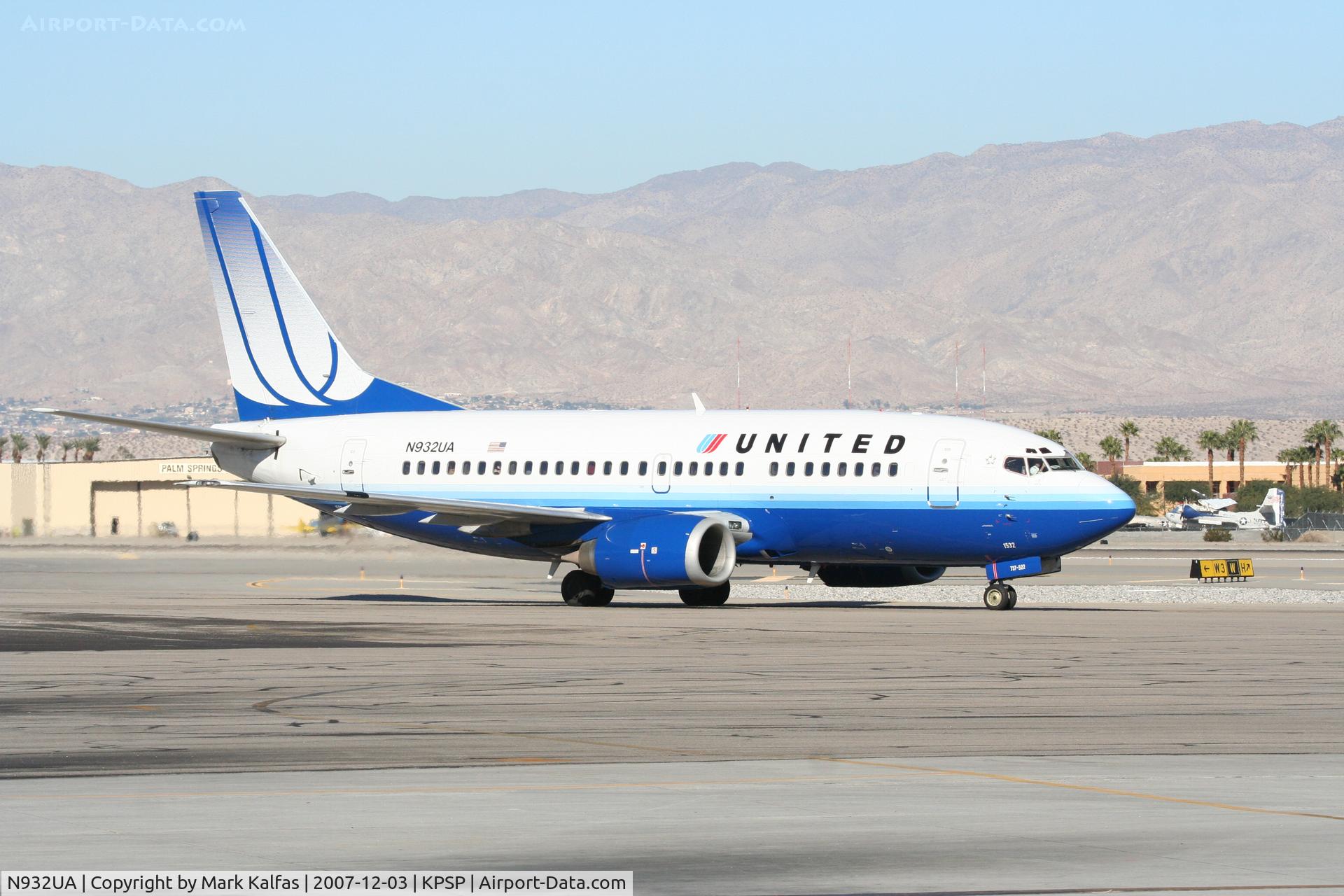 N932UA, 1992 Boeing 737-522 C/N 26658, United Airlines Boeing 737-522, N932UA taxiing to the gate KPSP.