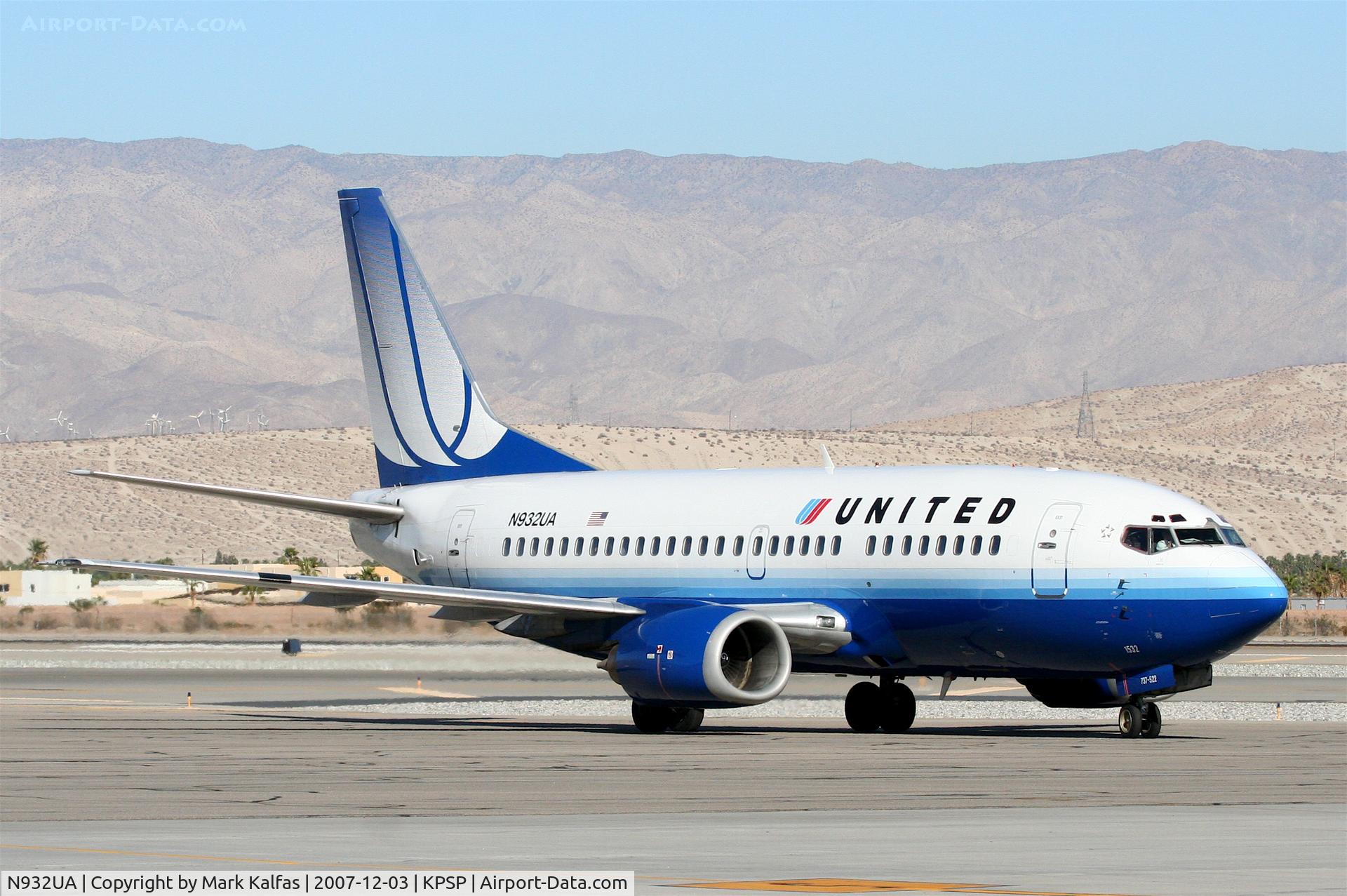 N932UA, 1992 Boeing 737-522 C/N 26658, United Airlines Boeing 737-522, N932UA taxiing to the gate KPSP.