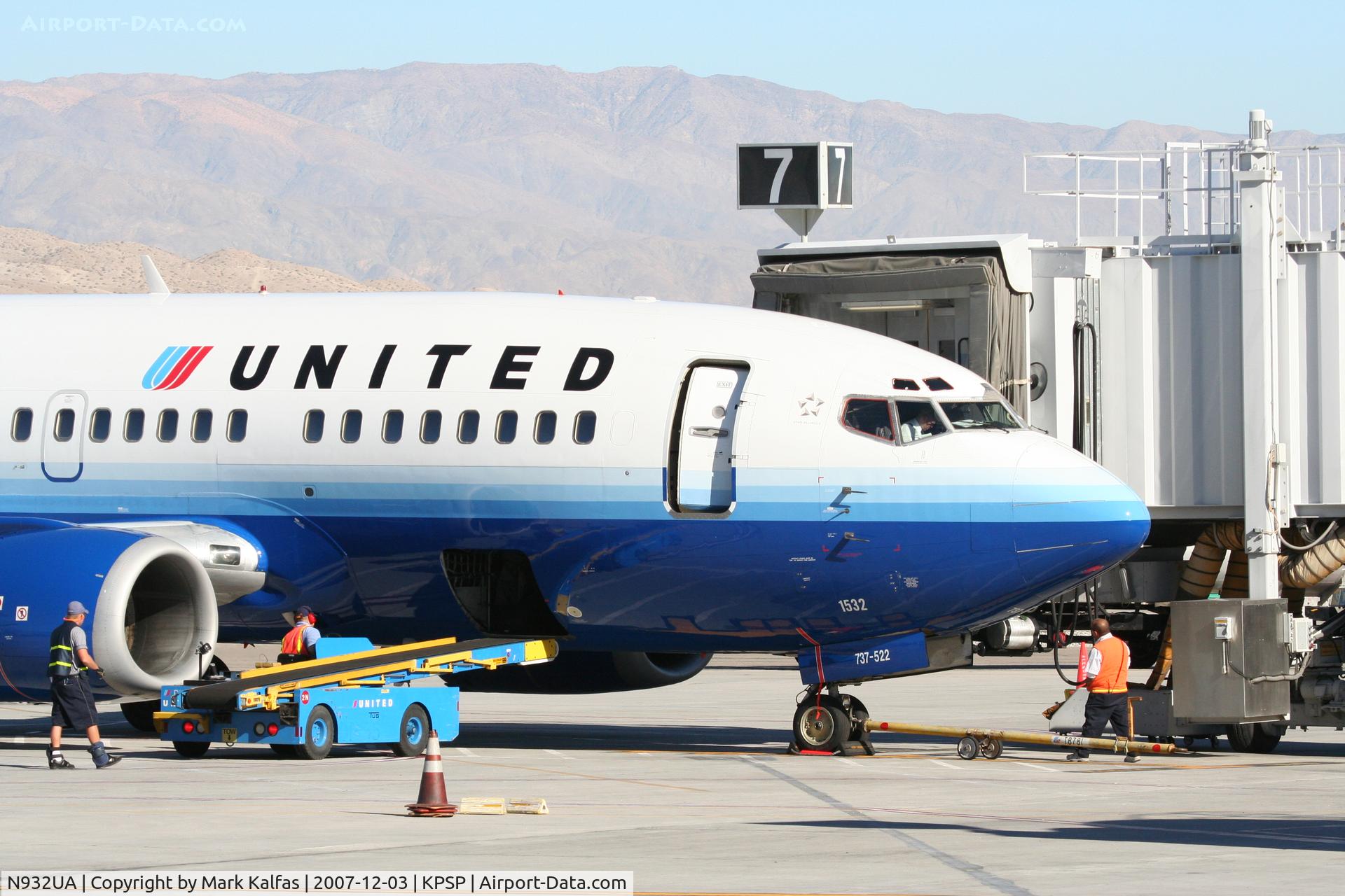 N932UA, 1992 Boeing 737-522 C/N 26658, United Airlines Boeing 737-522, N932UA at gate 7 KPSP.