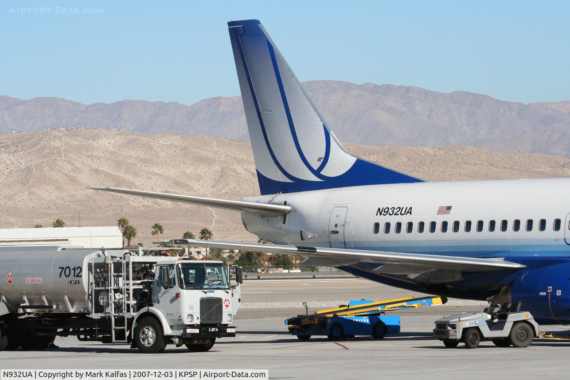 N932UA, 1992 Boeing 737-522 C/N 26658, United Airlines Boeing 737-522, N932UA - gate 7 KPSP.