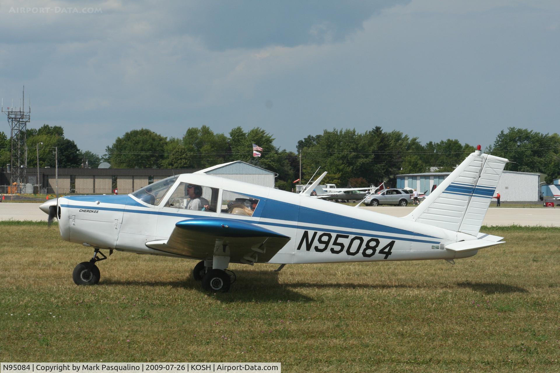N95084, 1969 Piper PA-28-140 C/N 28-25801, Piper PA-28-140