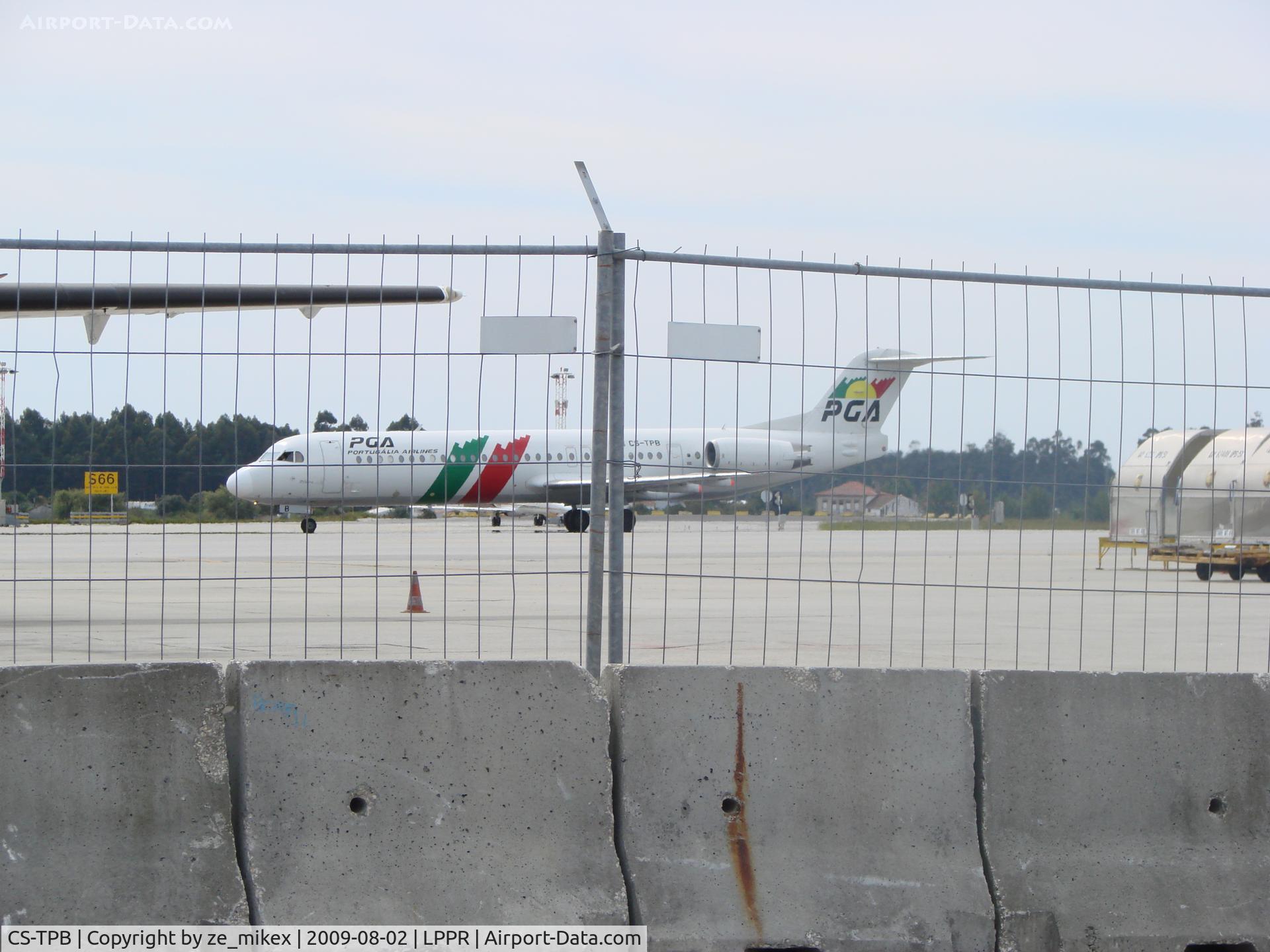 CS-TPB, 1990 Fokker 100 (F-28-0100) C/N 11262, taxing