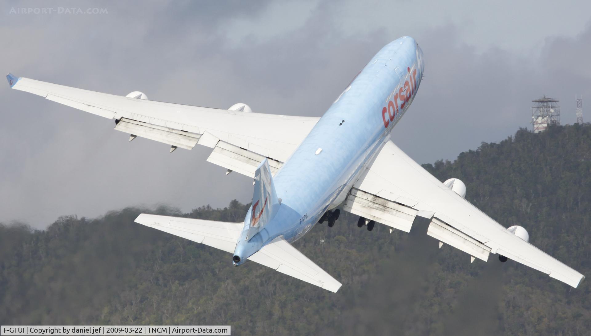 F-GTUI, 1992 Boeing 747-422 C/N 26875, taking off from st maarten and have to make the hills