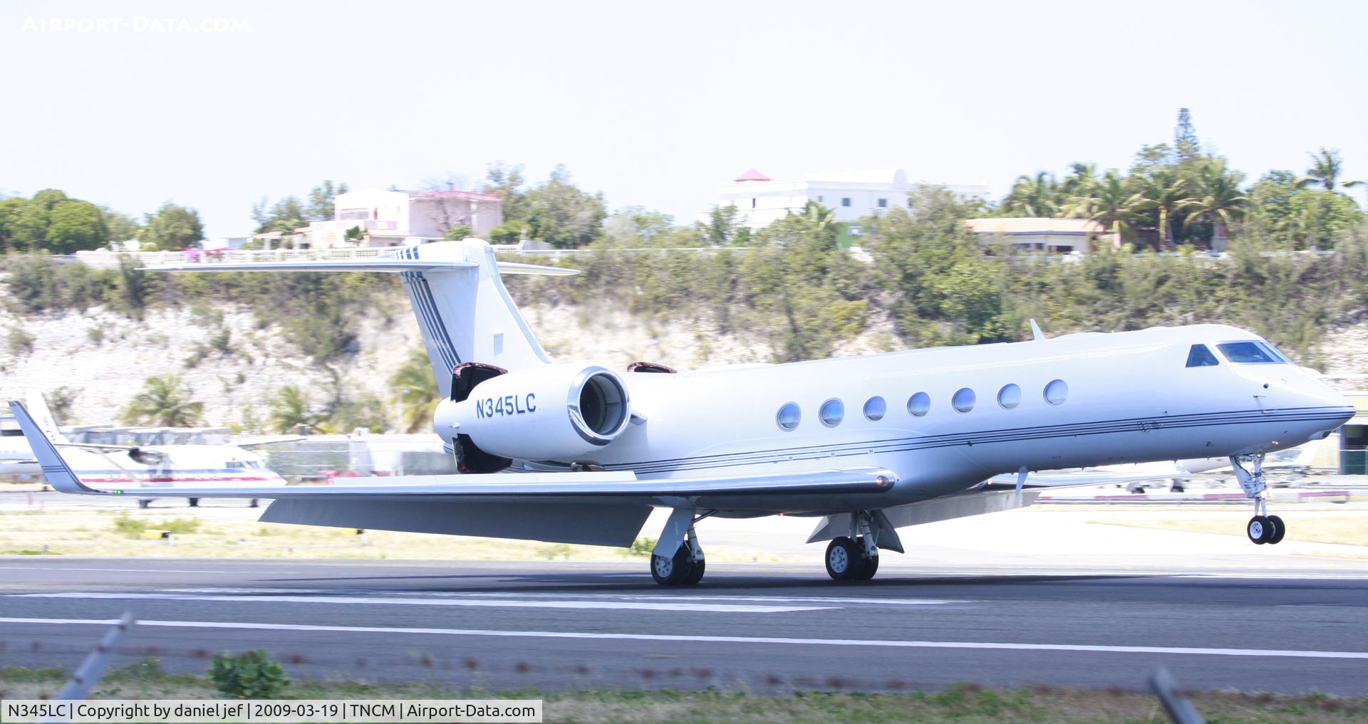 N345LC, 2007 Gulfstream Aerospace GV-SP (G550) C/N 5145, landing