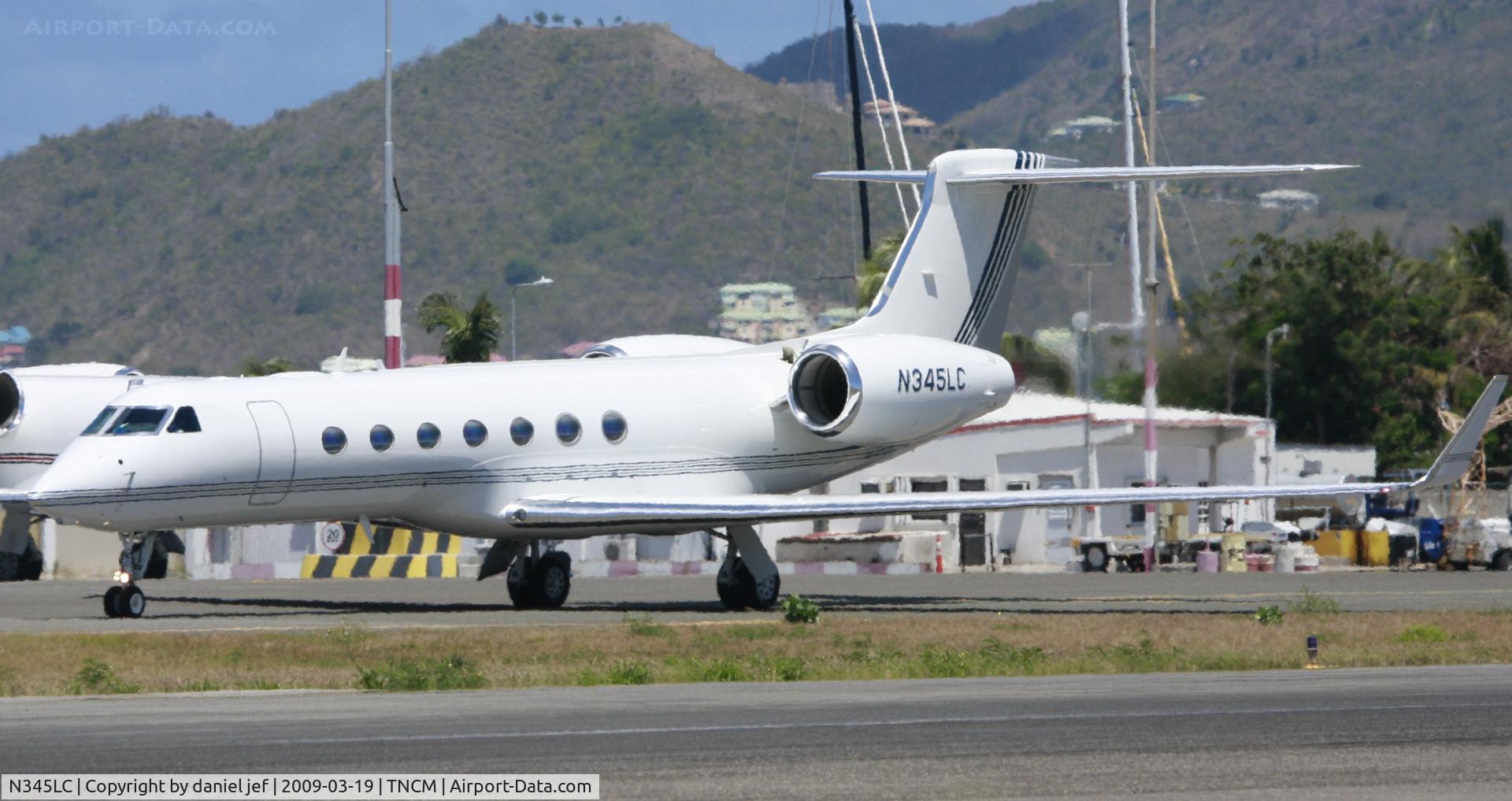N345LC, 2007 Gulfstream Aerospace GV-SP (G550) C/N 5145, taxing to parking