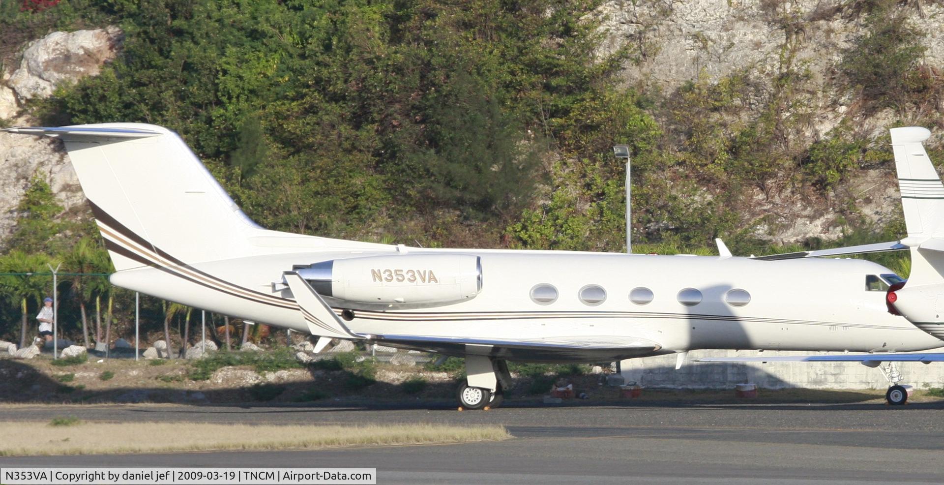 N353VA, 1982 Gulfstream Aerospace G-1159A Gulfstream III C/N 371, park at the cargo ramp getting some sun