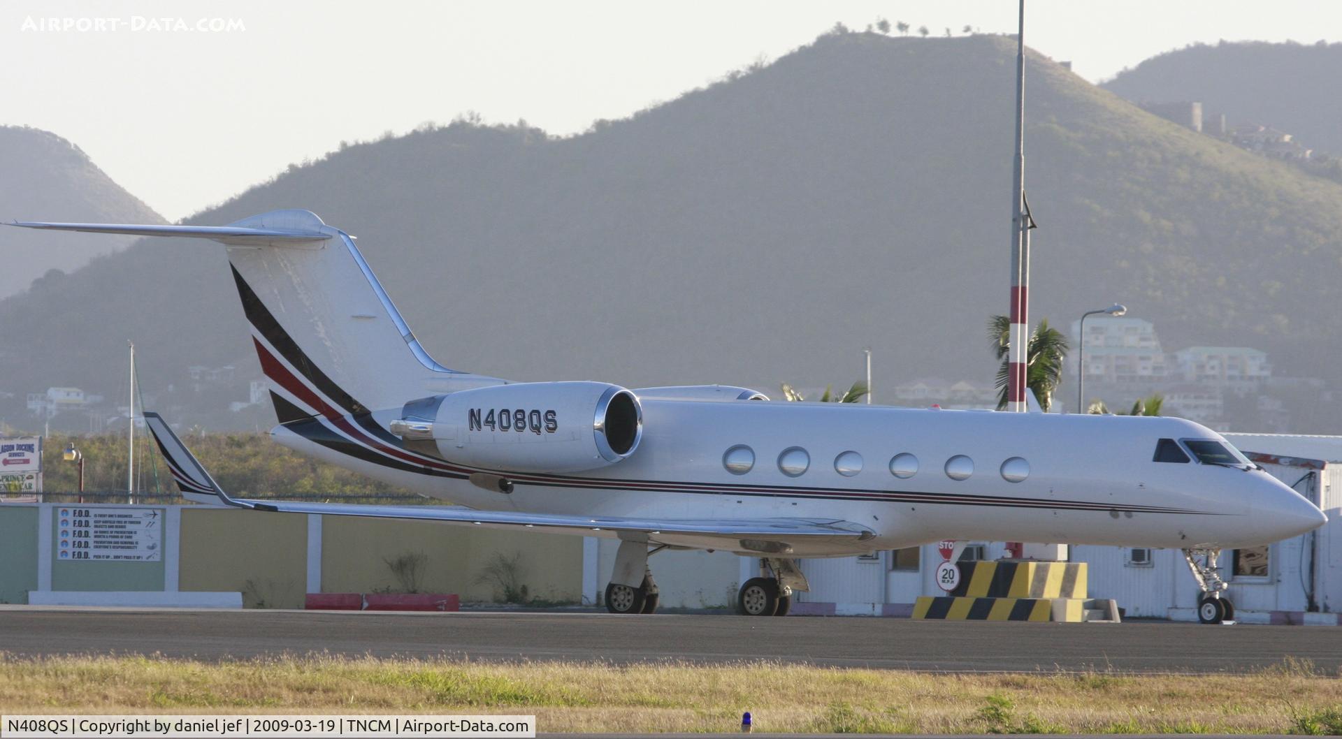 N408QS, 1997 Gulfstream Aerospace G-IV C/N 1308, wings taking some early morning sun