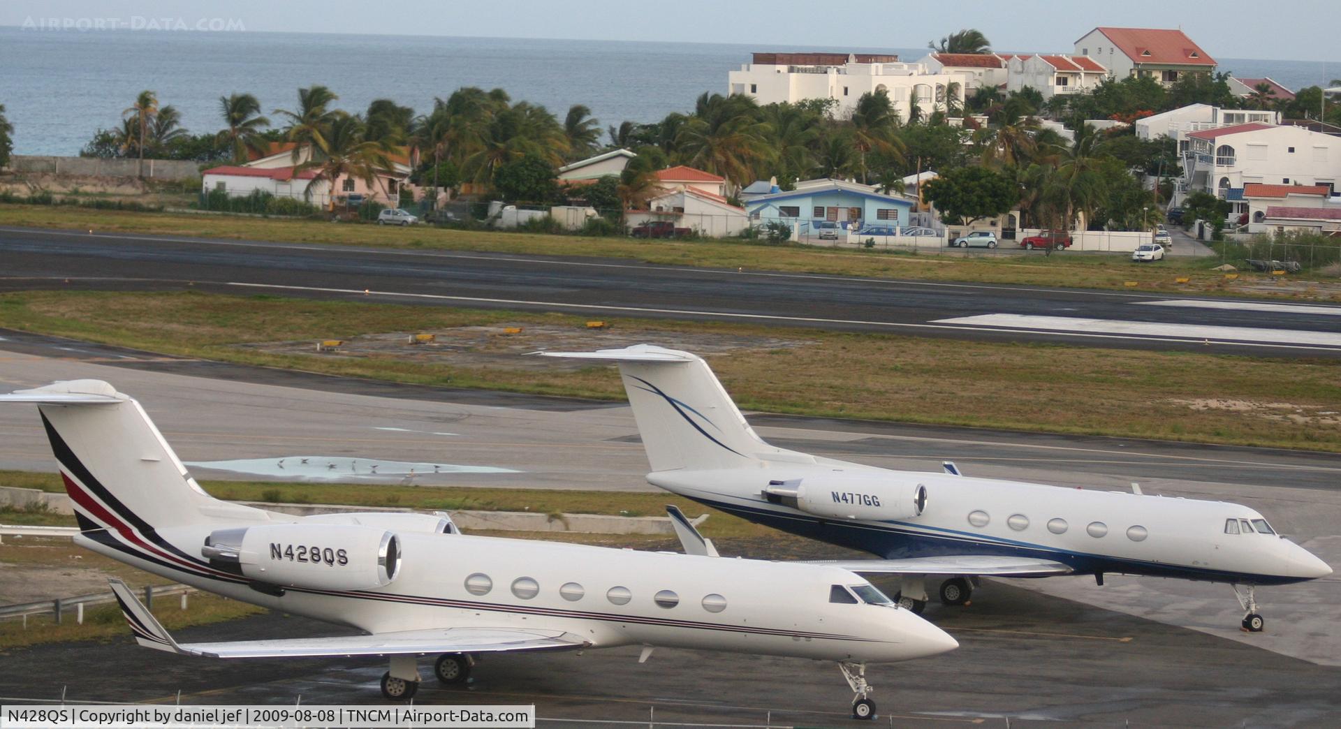 N428QS, 1998 Gulfstream Aerospace G-IV C/N 1328, park at the cargo ramp