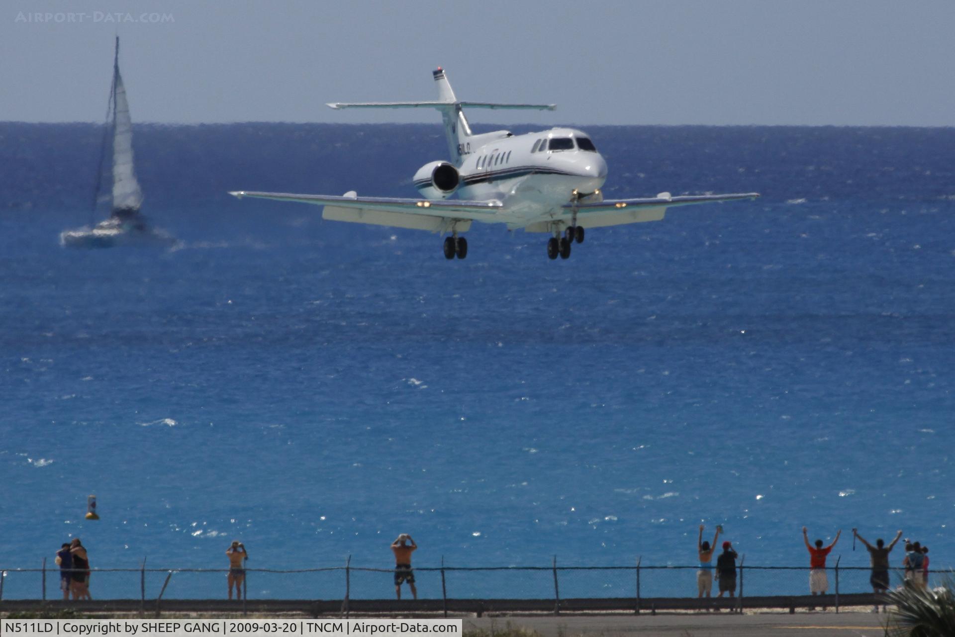 N511LD, 1982 British Aerospace HS.125-700A C/N NA-0333, landing rn 10