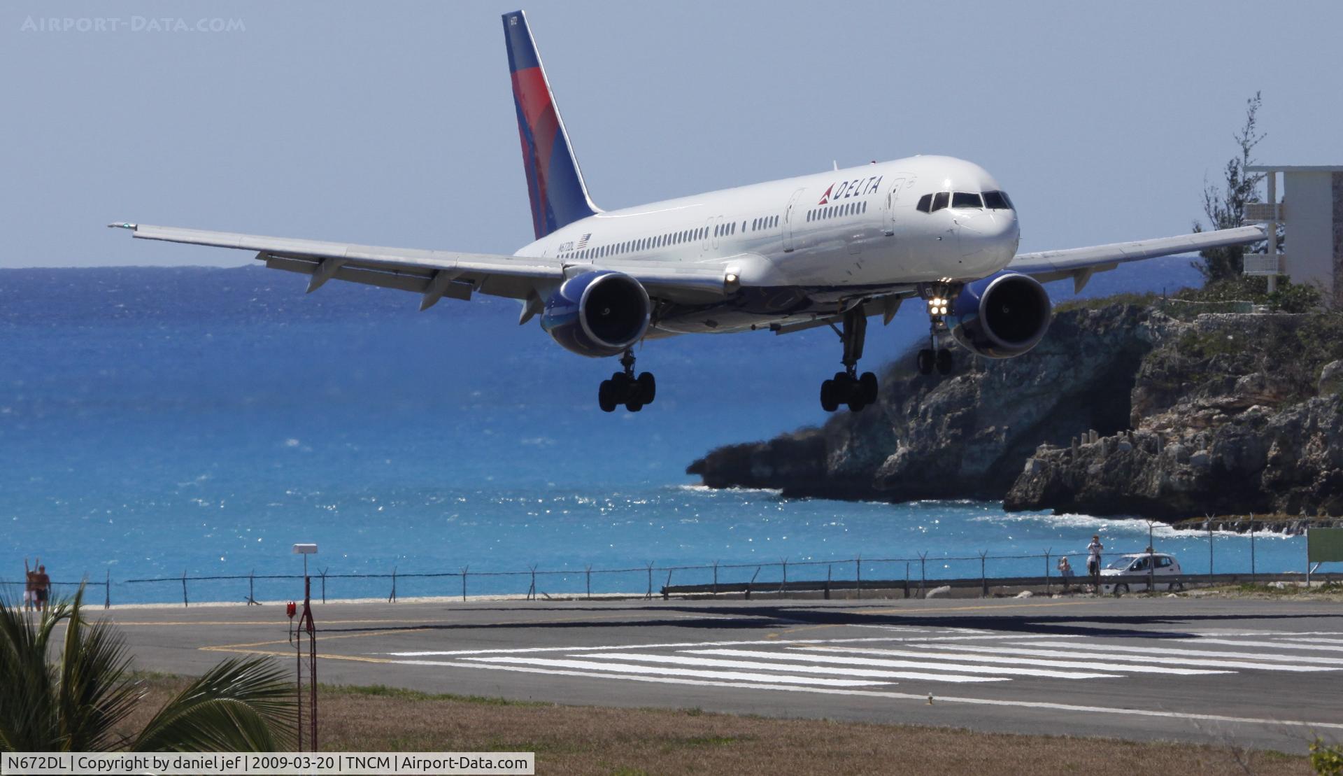 N672DL, 1992 Boeing 757-232 C/N 25977, landing on runway 10