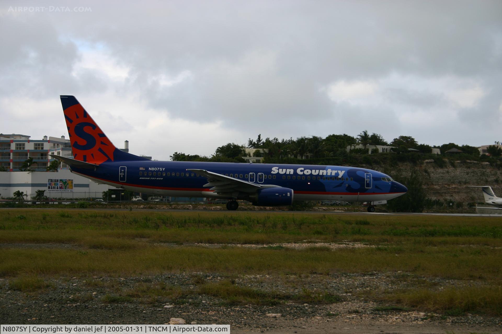 N807SY, 2004 Boeing 737-8BK C/N 33016, powering up fro take  off