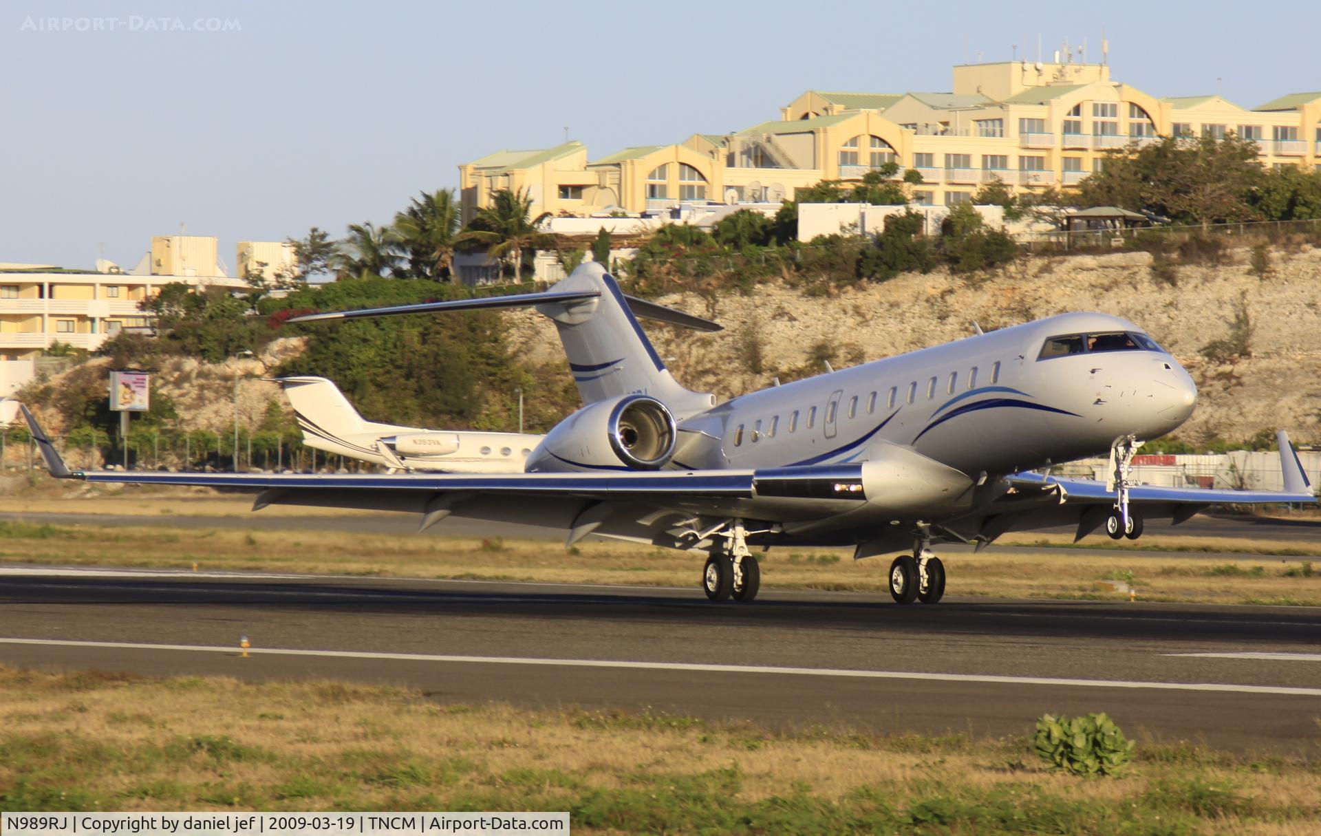 N989RJ, 2006 Bombardier BD-700-1A11 Global 5000 C/N 9224, touch down runway 10