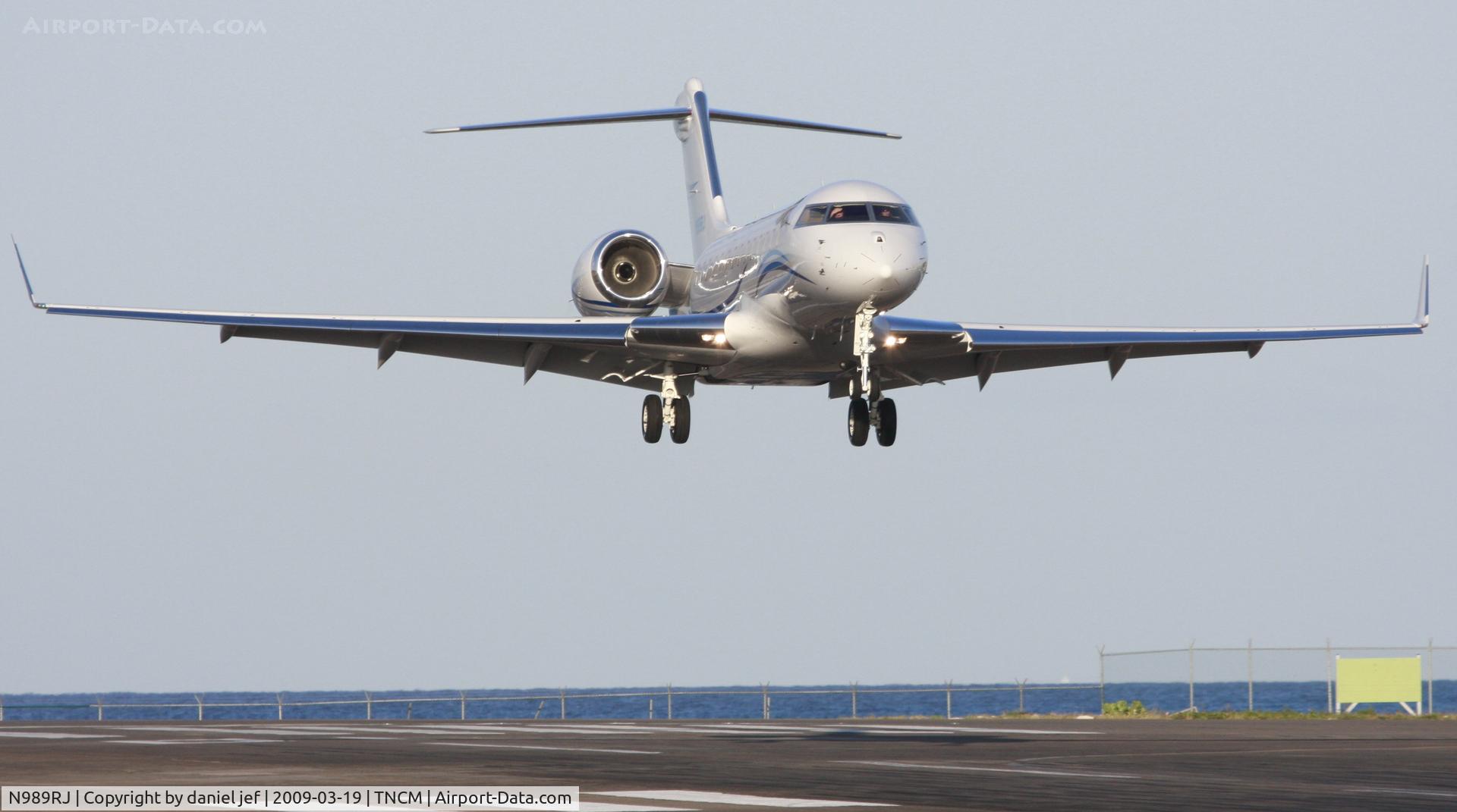 N989RJ, 2006 Bombardier BD-700-1A11 Global 5000 C/N 9224, landing rn 10