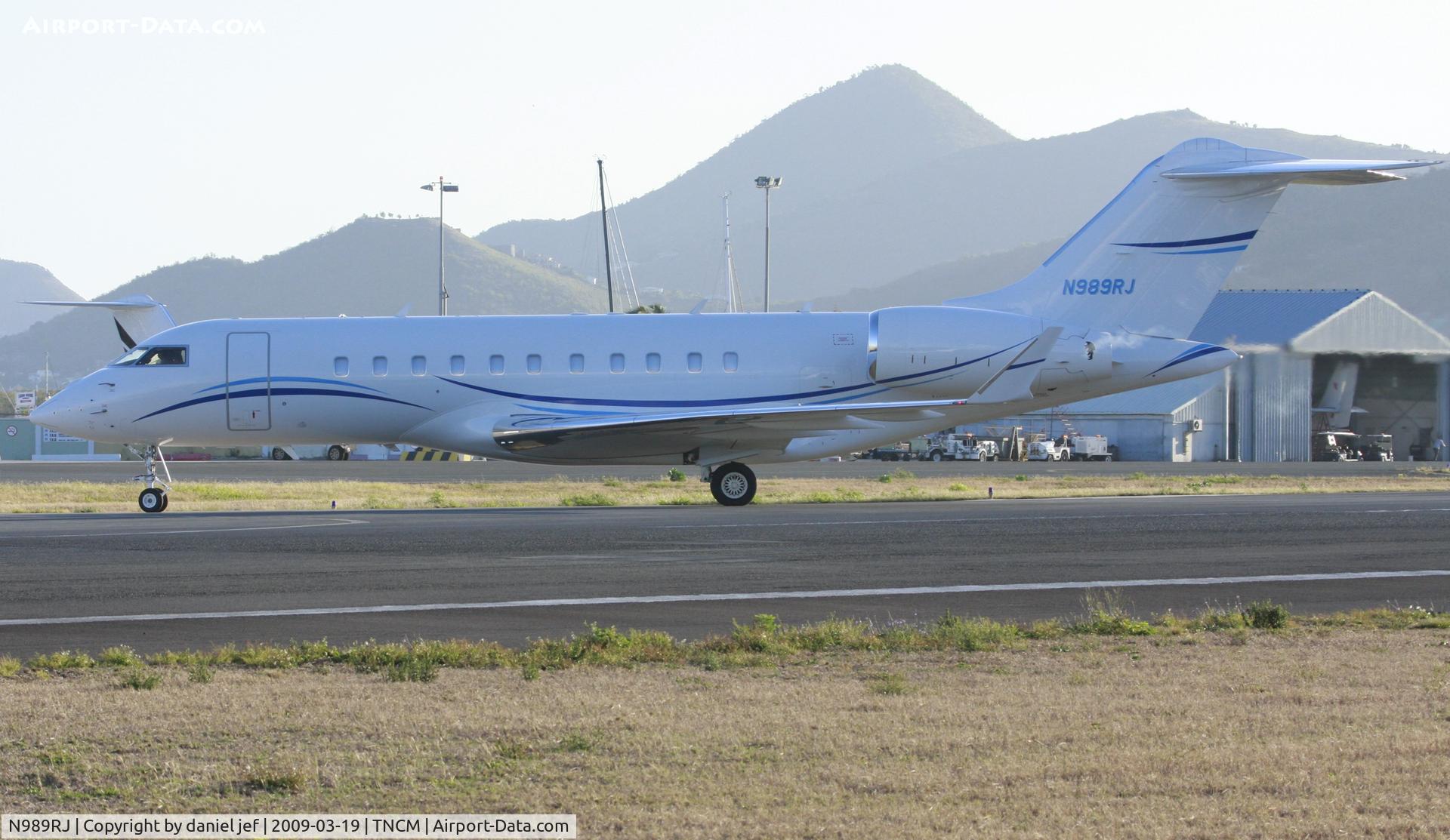 N989RJ, 2006 Bombardier BD-700-1A11 Global 5000 C/N 9224, taxing to parking