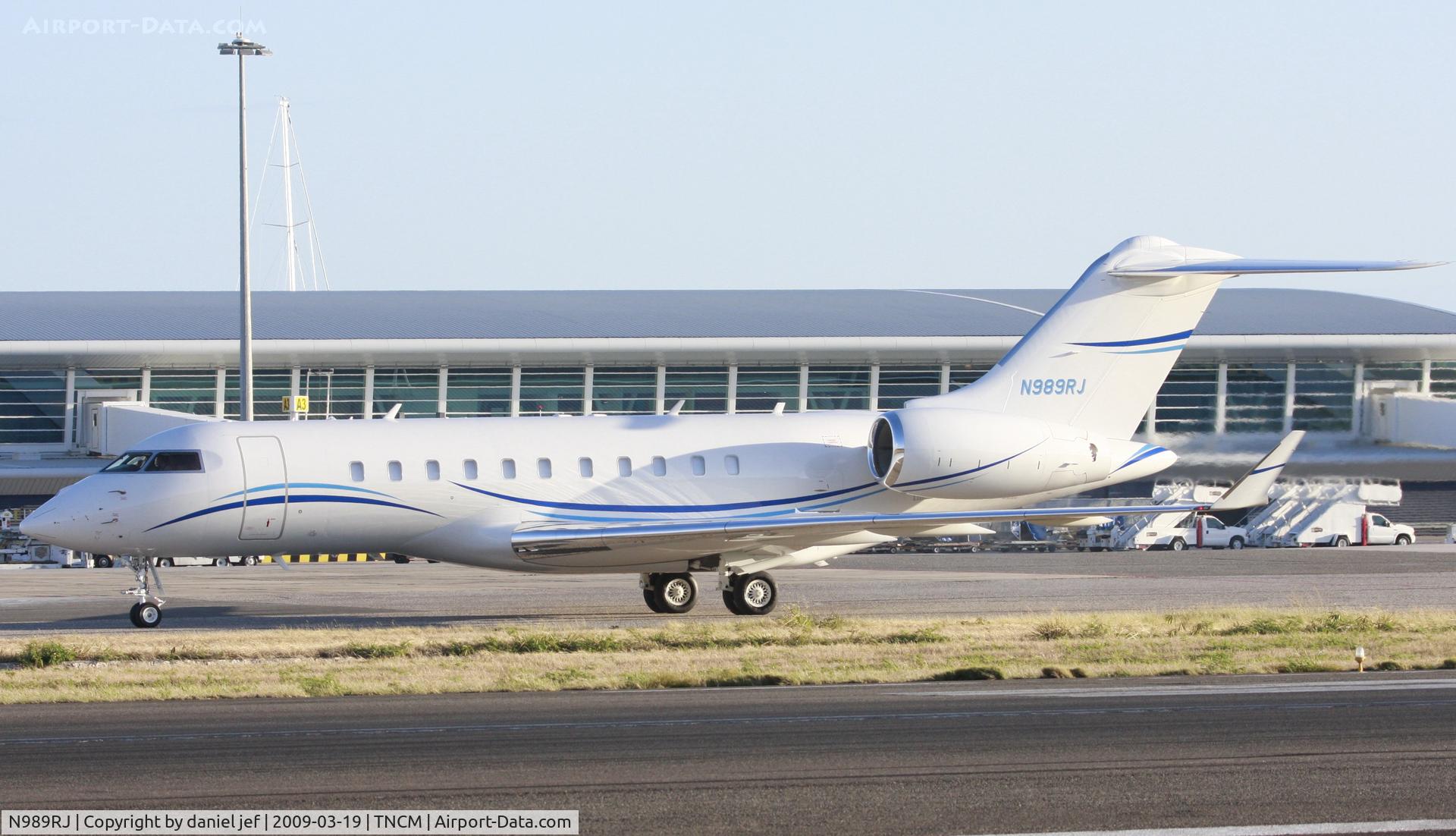N989RJ, 2006 Bombardier BD-700-1A11 Global 5000 C/N 9224, taxing