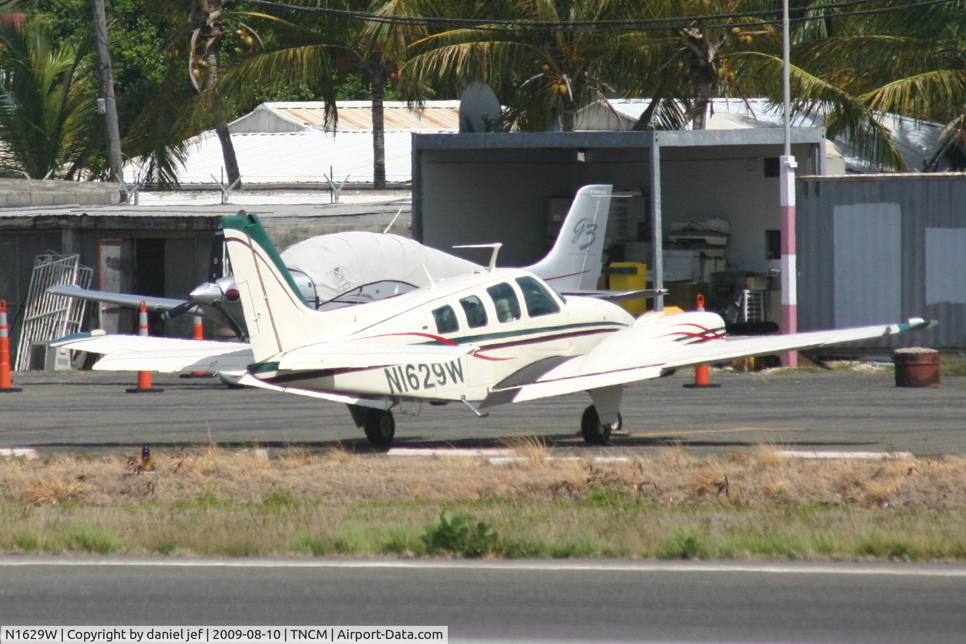 N1629W, 1972 Beech 58 Baron C/N TH-245, park at the oost ramp