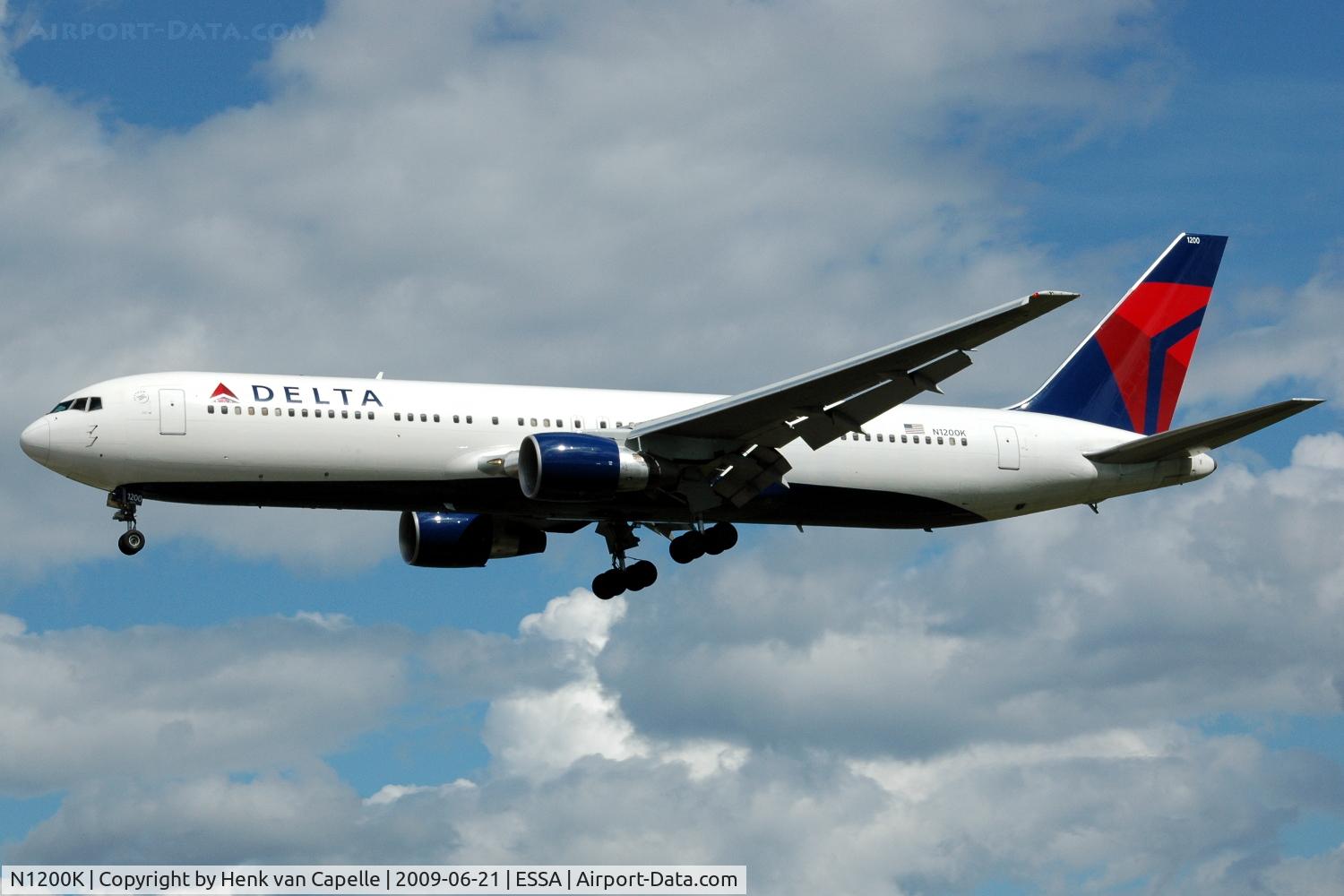 N1200K, 1998 Boeing 767-332 C/N 28457, Delta 767-300 approaching Stockholm Arlanda.