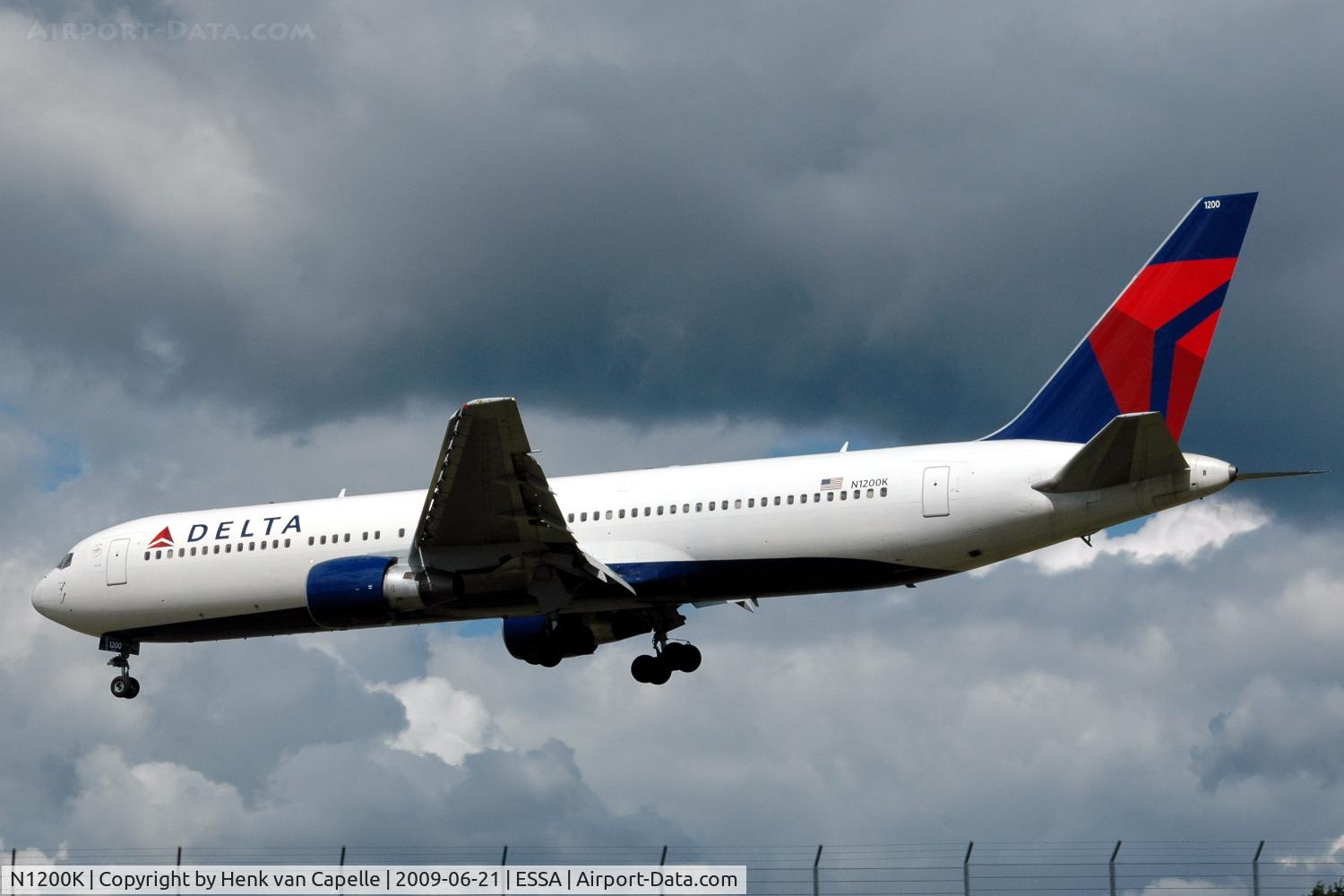 N1200K, 1998 Boeing 767-332 C/N 28457, Delta 767-300 over the fence at Stockholm Arlanda.