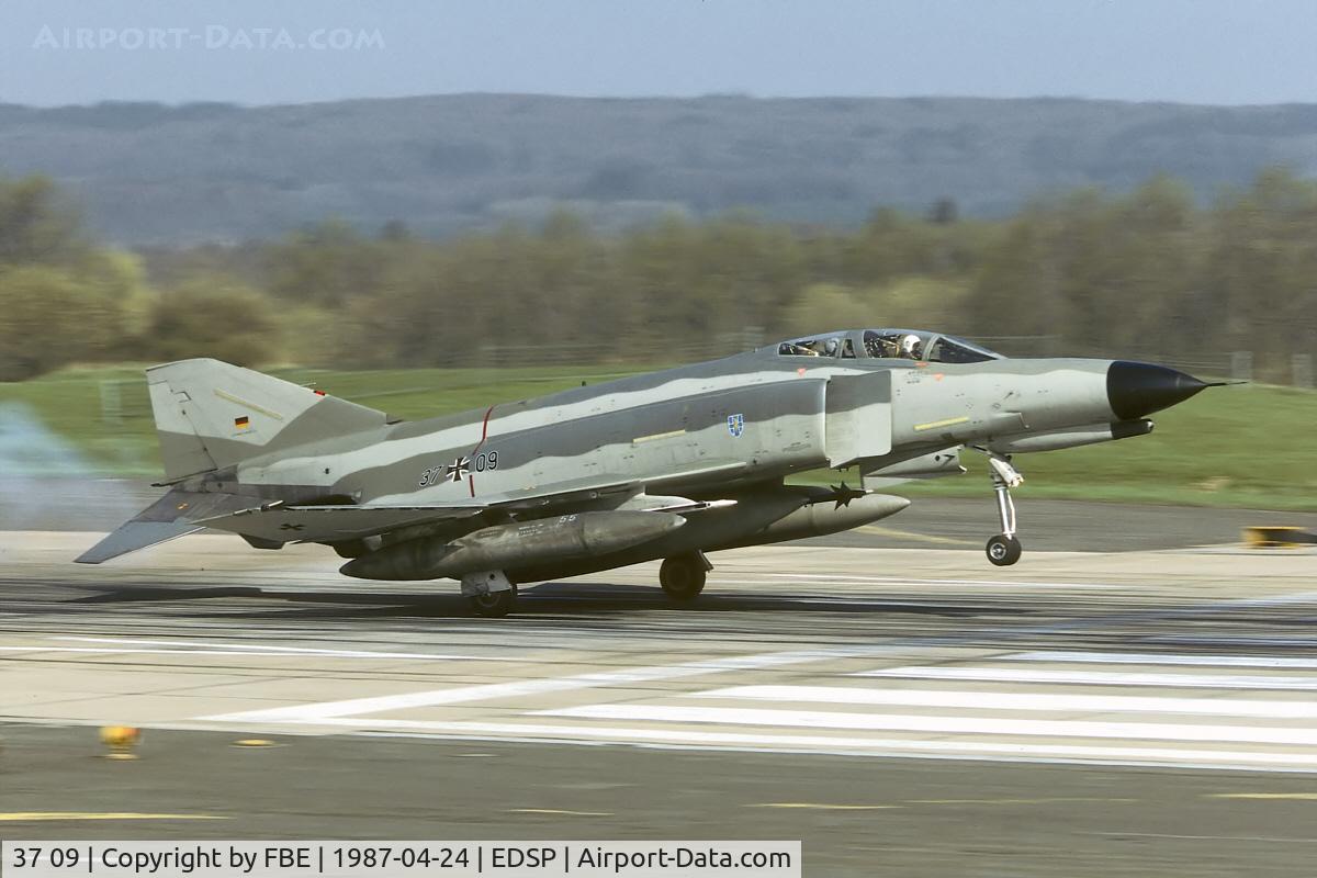 37 09, 1972 McDonnell Douglas F-4F Phantom II C/N 4367, touchdown at Fliegerhorst Pferdsfeld