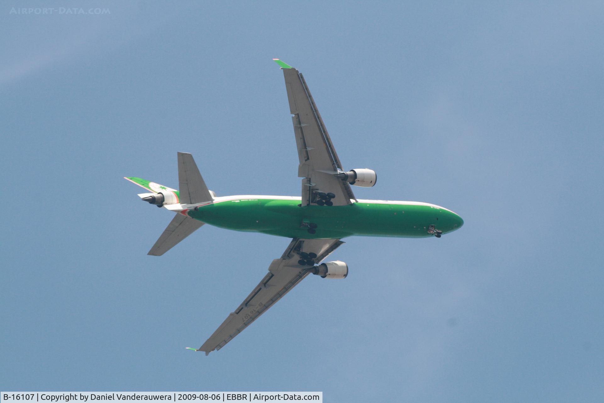 B-16107, 1995 McDonnell Douglas MD-11F C/N 48546, Approach to rwy 07L/R