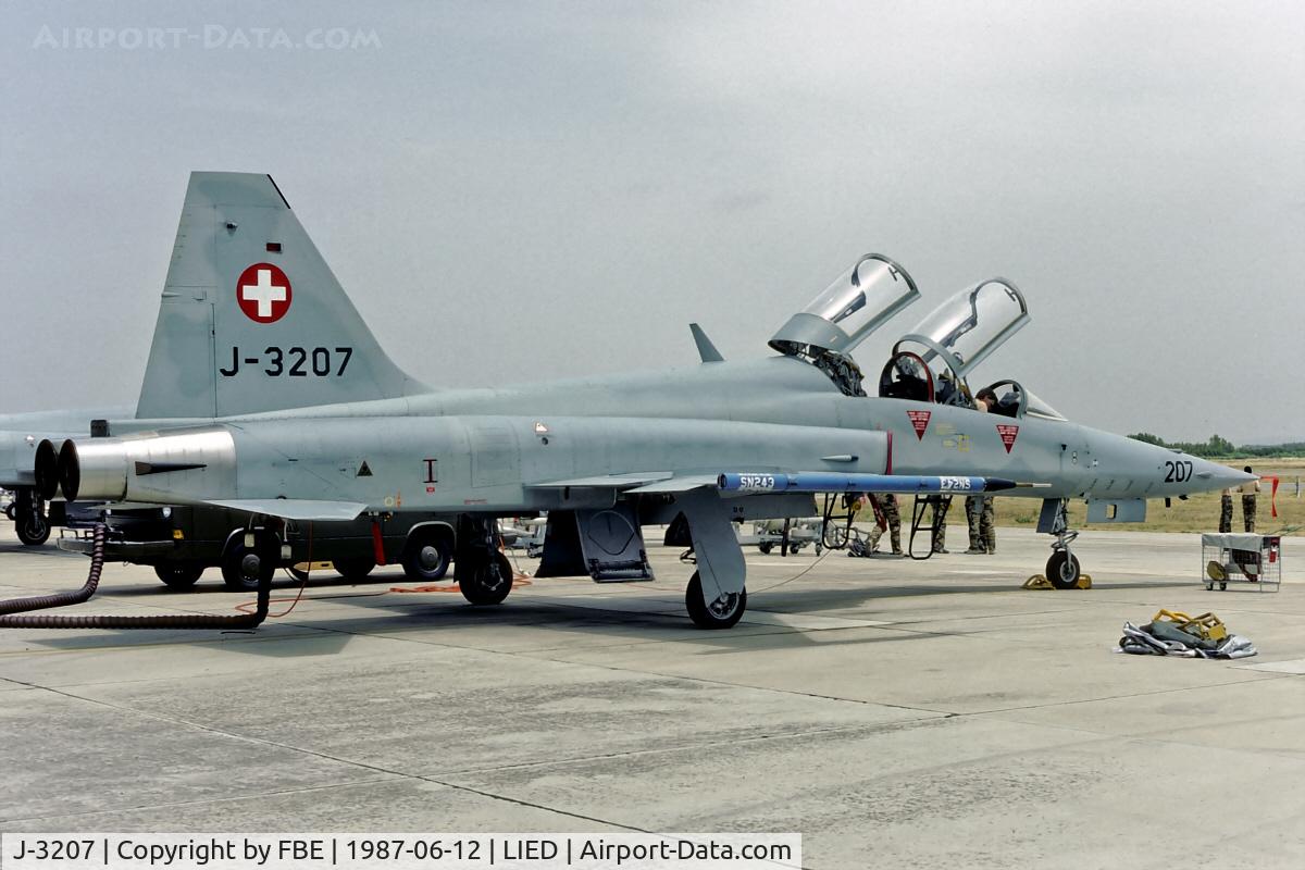 J-3207, Northrop F-5F Tiger II C/N M1007, preflight inspection prior another mission within the mediterranian ACMI