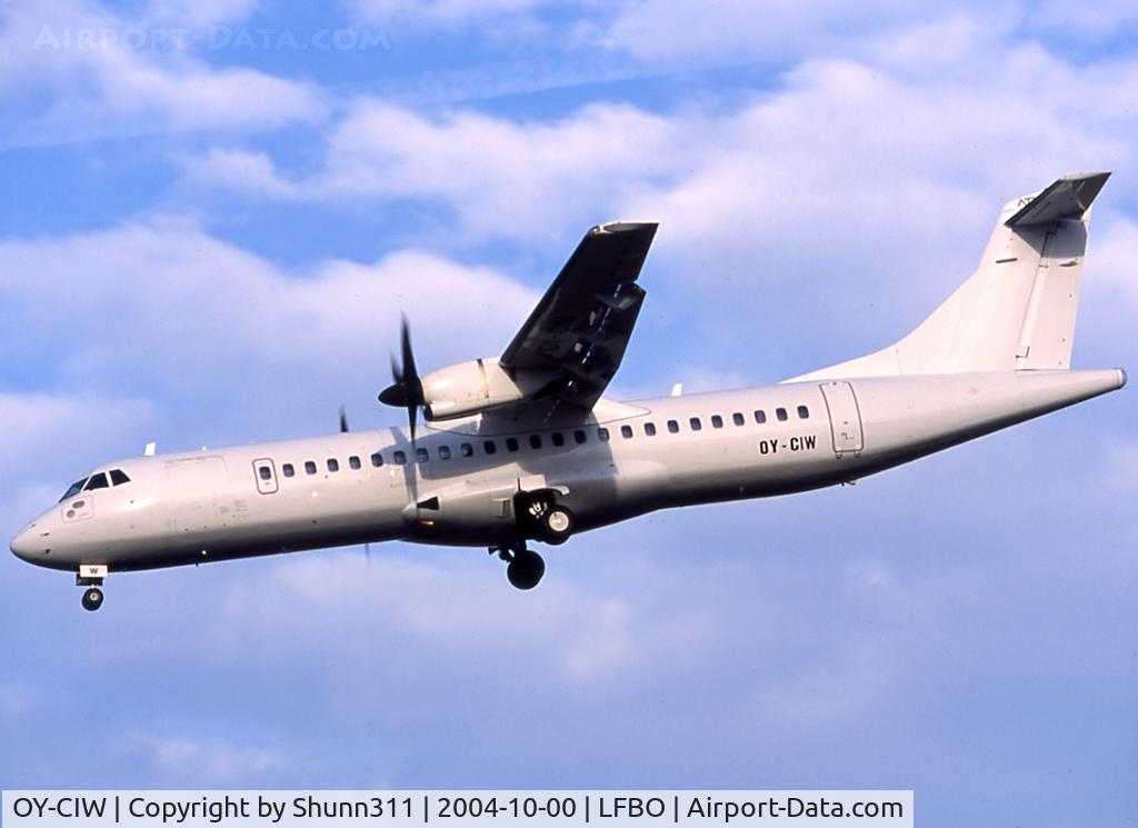 OY-CIW, 1994 ATR 72-212 C/N 422, Landing rwy 32L in all white c/s...