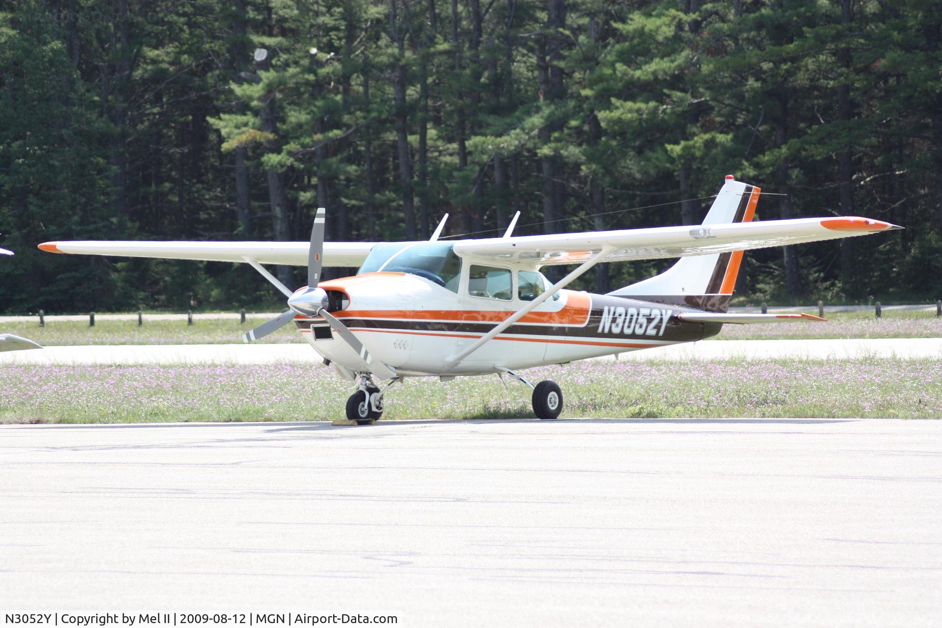 N3052Y, 1962 Cessna 182E Skylane C/N 18254052, Parked