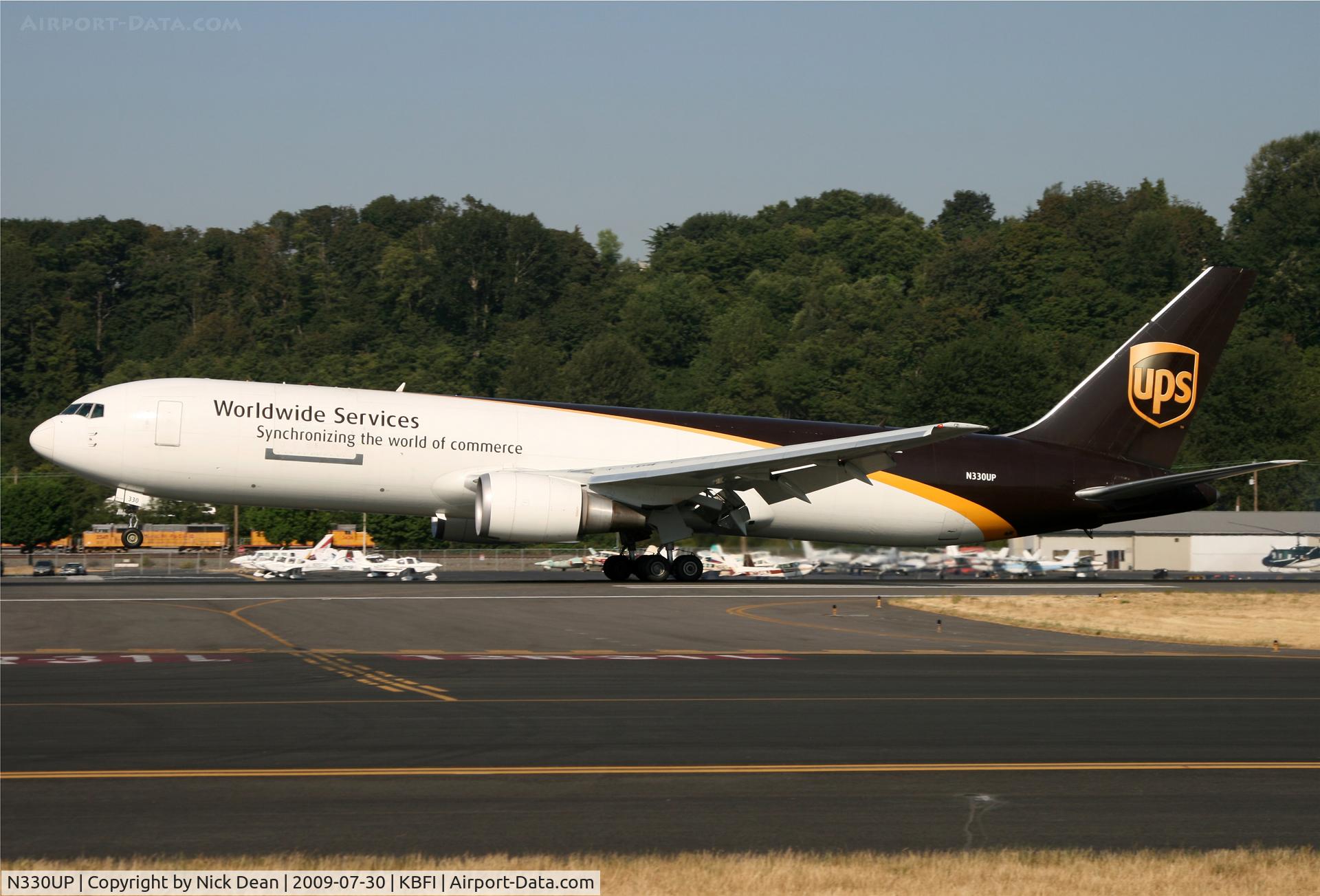 N330UP, 1999 Boeing 767-34AF C/N 27756, KBFI