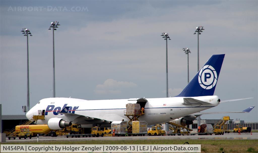 N454PA, 2002 Boeing 747-46NF C/N 30812, Unloading of a daily visitor at LEJ.