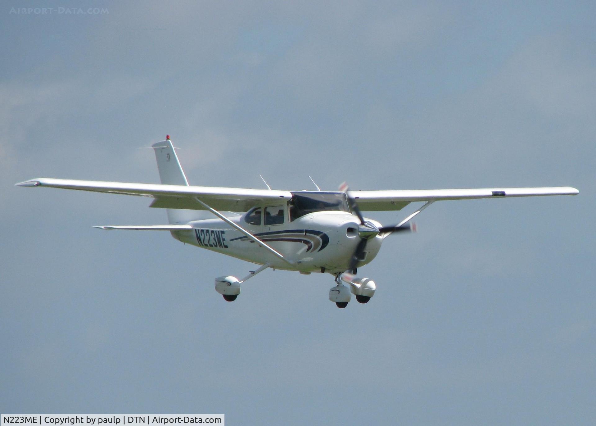 N223ME, 2000 Cessna 182S Skylane C/N 18280746, Landing at Downtown Shreveport.