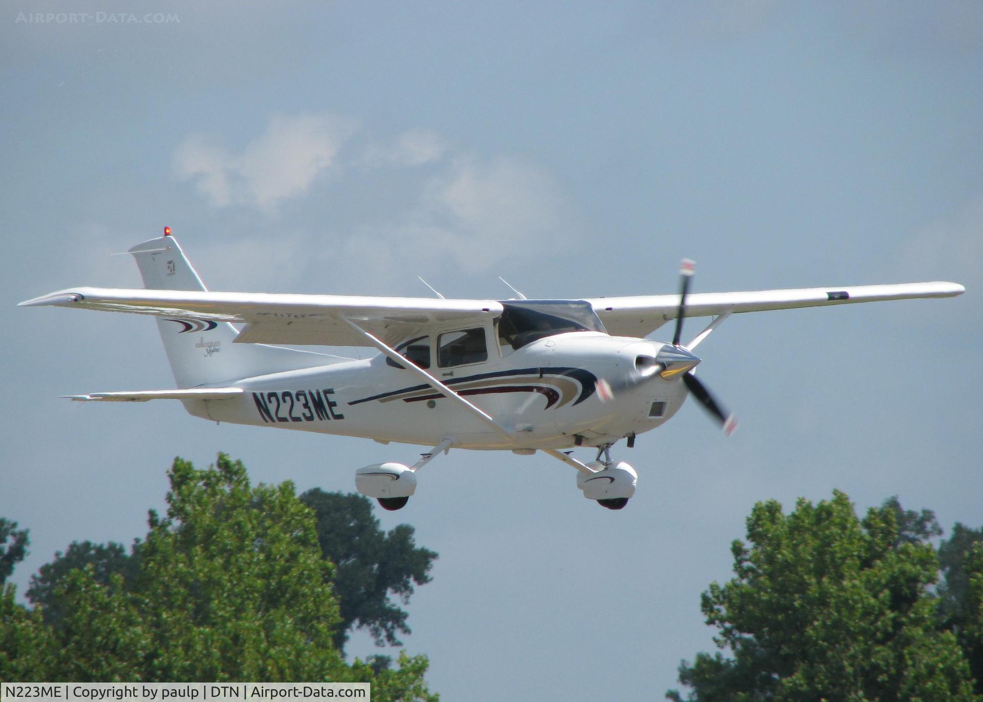 N223ME, 2000 Cessna 182S Skylane C/N 18280746, Landing at Downtown Shreveport.