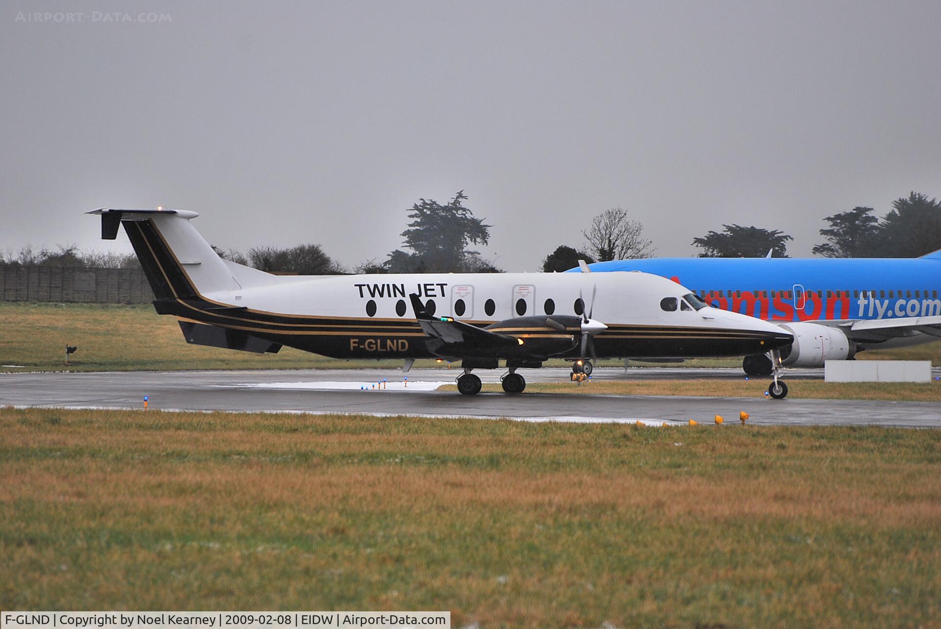 F-GLND, 1996 Beech 1900D C/N UE-196, Departing off Rwy 10