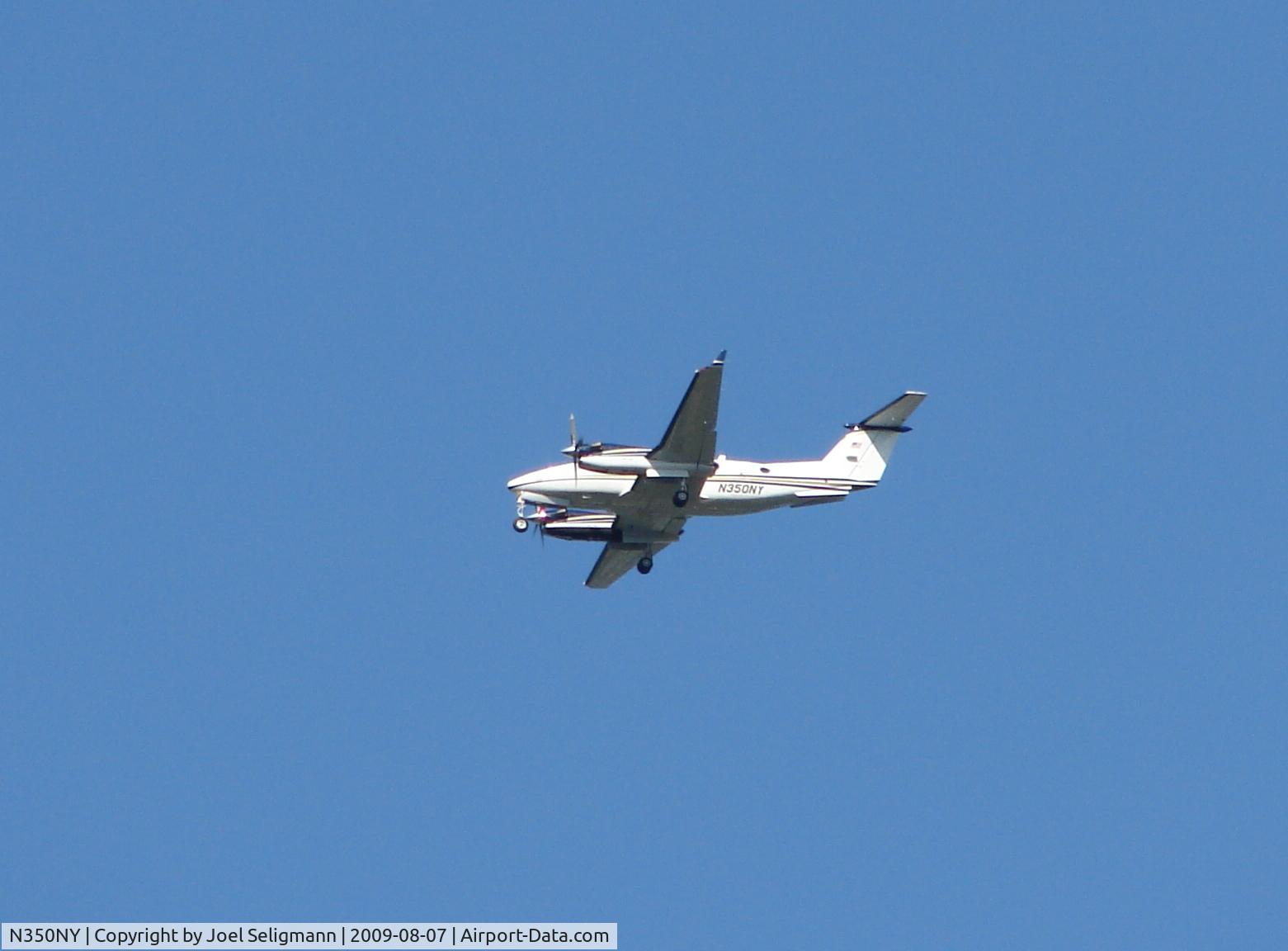 N350NY, 2007 Hawker Beechcraft 350 King Air (B300) C/N FL-539, On approach to HPN, taken frm Port Chester, NY