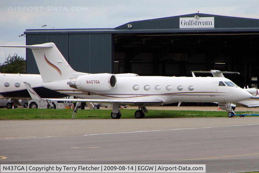 N437GA, 2001 Gulfstream Aerospace G-IV C/N 1437, Gulf IV in Luton