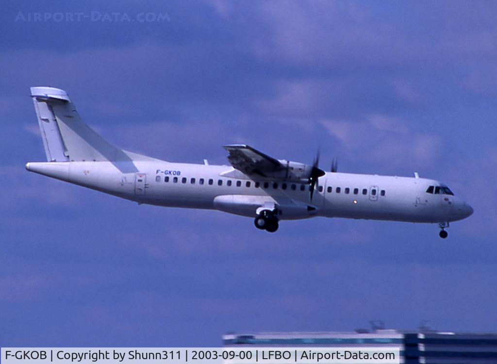 F-GKOB, 1991 ATR 72-202 C/N 232, Landing rwy 32R with a small logo near cockpit