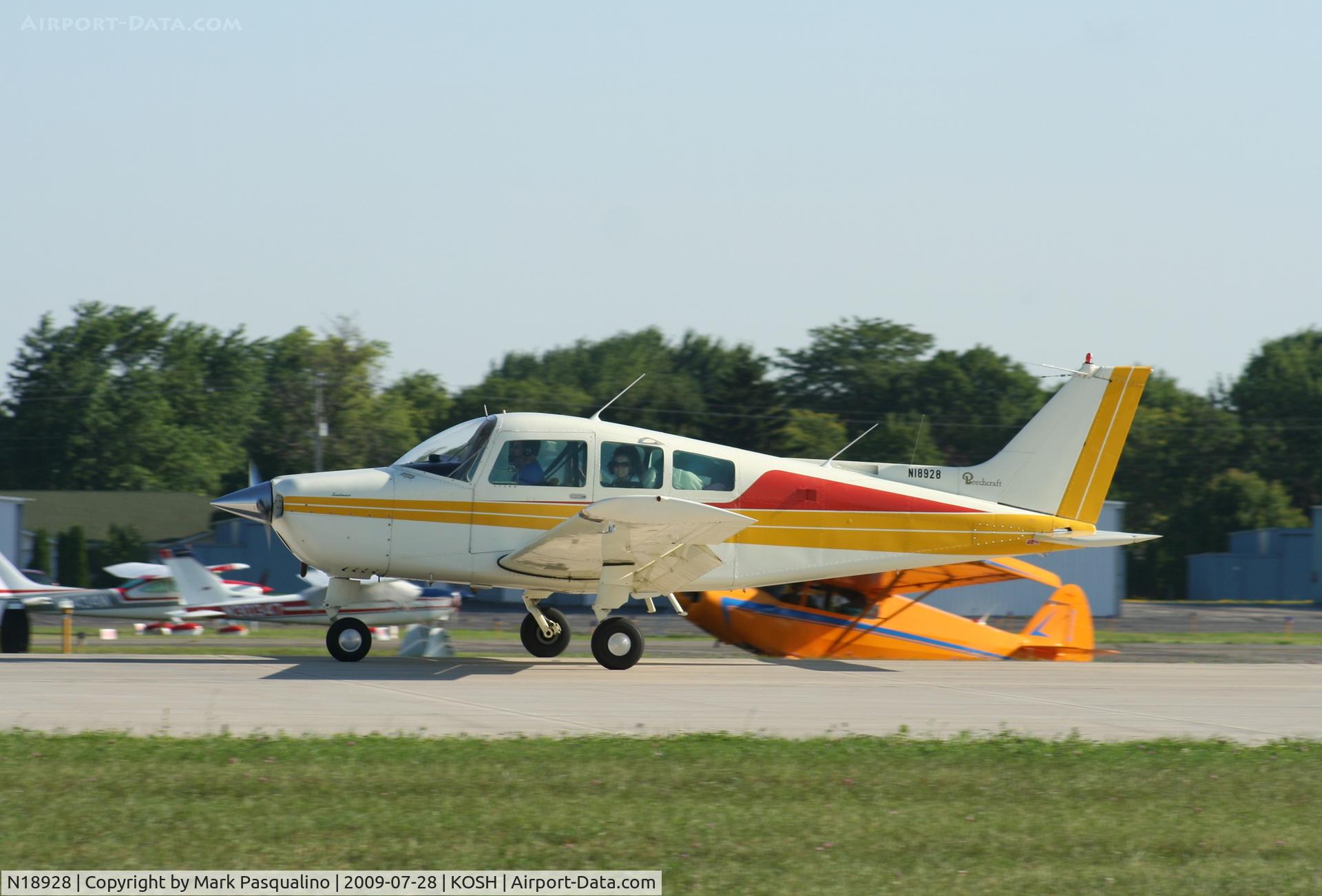 N18928, 1977 Beech C23 Sundowner 180 C/N M-1966, Beech C23