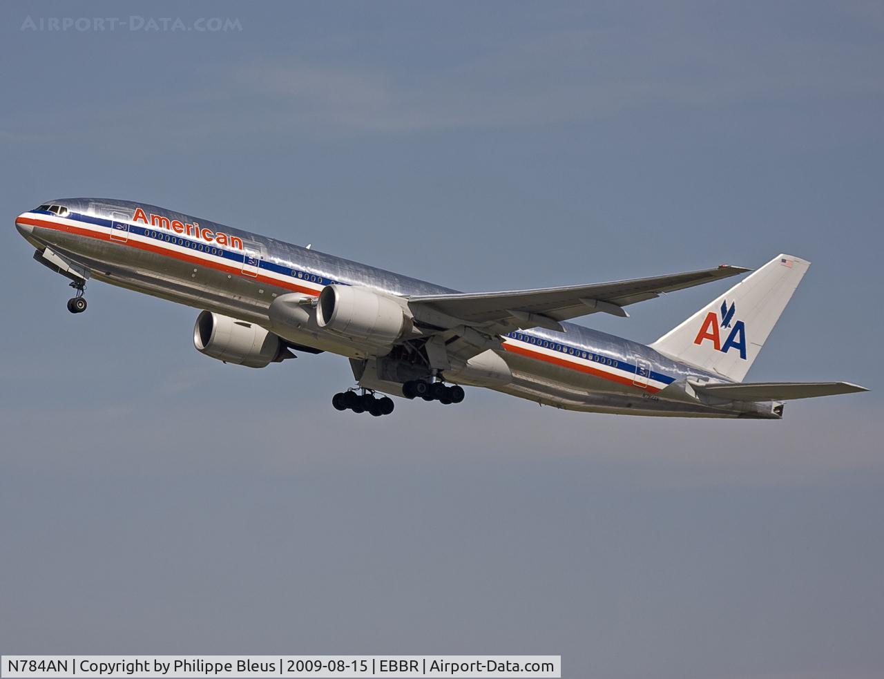 N784AN, 2000 Boeing 777-223 C/N 29588, Flight AA089 to Chicago was very late today. Off rwy 25R.
