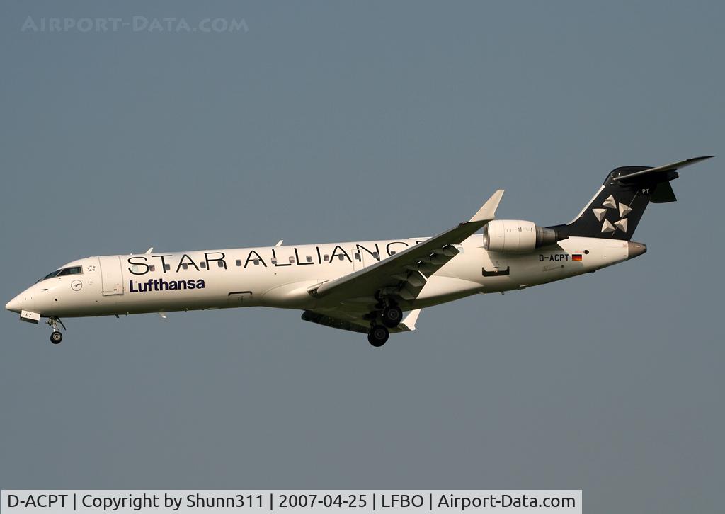 D-ACPT, 2003 Canadair CRJ-701ER (CL-600-2C10) Regional Jet C/N 10103, Landing rwy 32L in new Star Alliance c/s