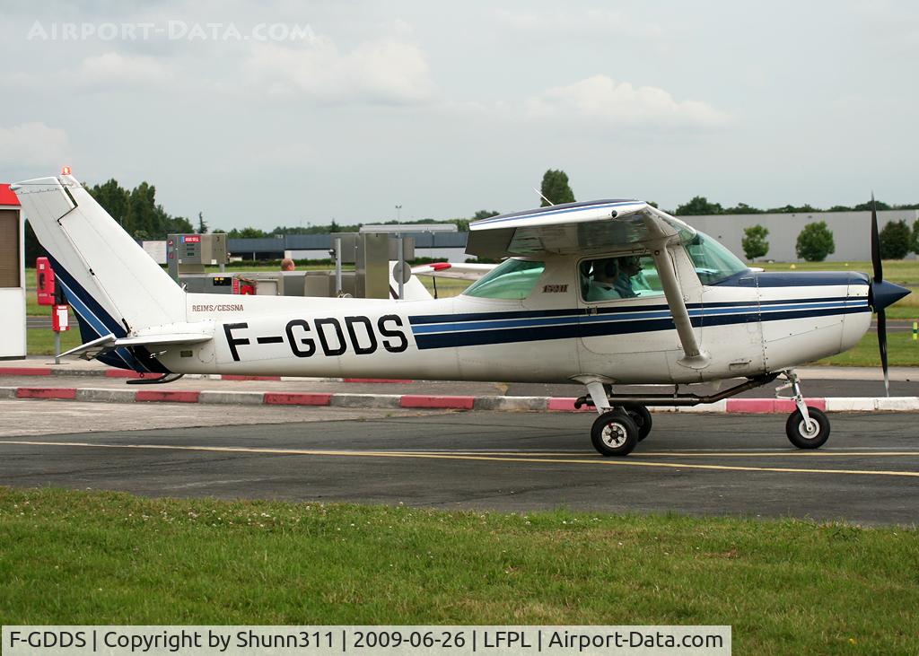 F-GDDS, Reims F152 C/N 1862, Ready for departure after refuelling...