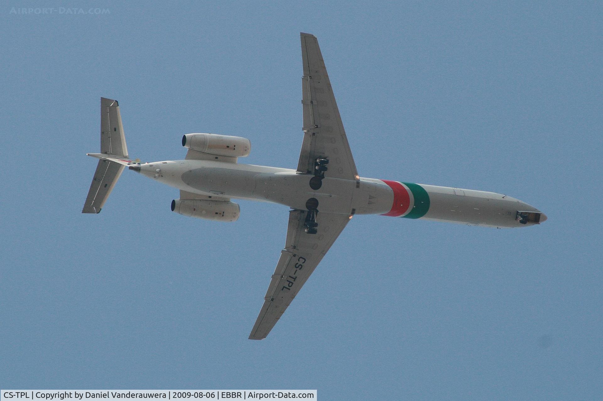 CS-TPL, 1988 Embraer EMB-145EP (ERJ-145EP) C/N 145051, Approach to rwy 07L/R