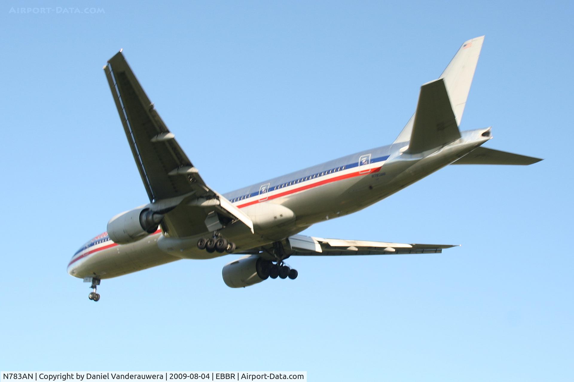 N783AN, 2000 Boeing 777-223 C/N 30004, arrival of flight AA088 to rwy 25R
